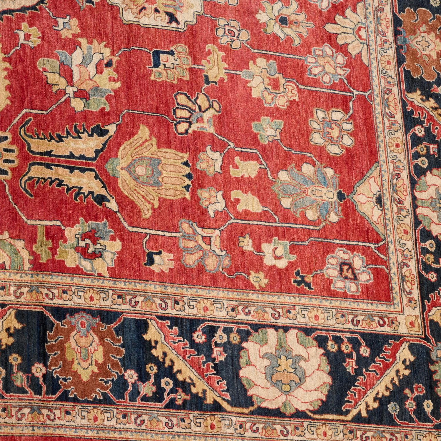Gran alfombra persa de lana anudada a mano, campo rojo con borde azul marino, Mediados del S. XX Persa en venta
