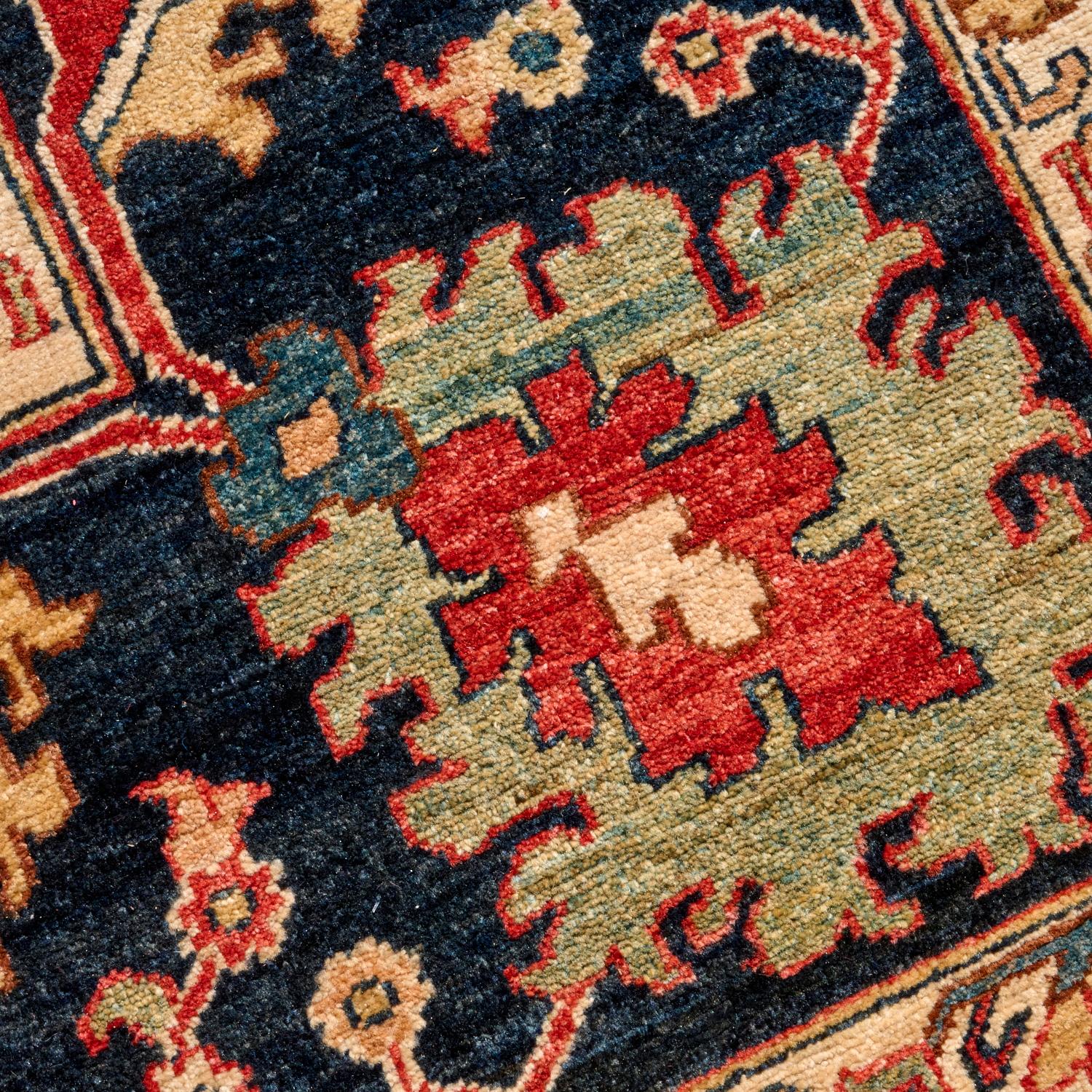 Gran alfombra persa de lana anudada a mano, campo rojo con borde azul marino, Mediados del S. XX Anudado a mano en venta