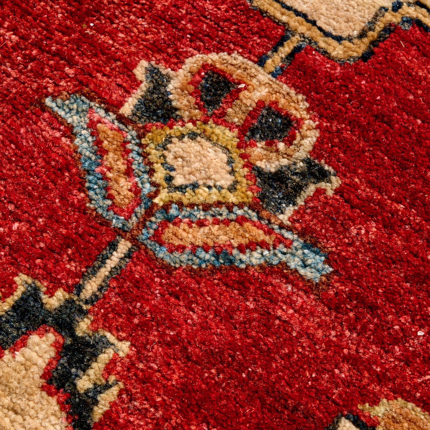 Gran alfombra persa de lana anudada a mano, campo rojo con borde azul marino, Mediados del S. XX en Bueno estado para la venta en Morristown, NJ