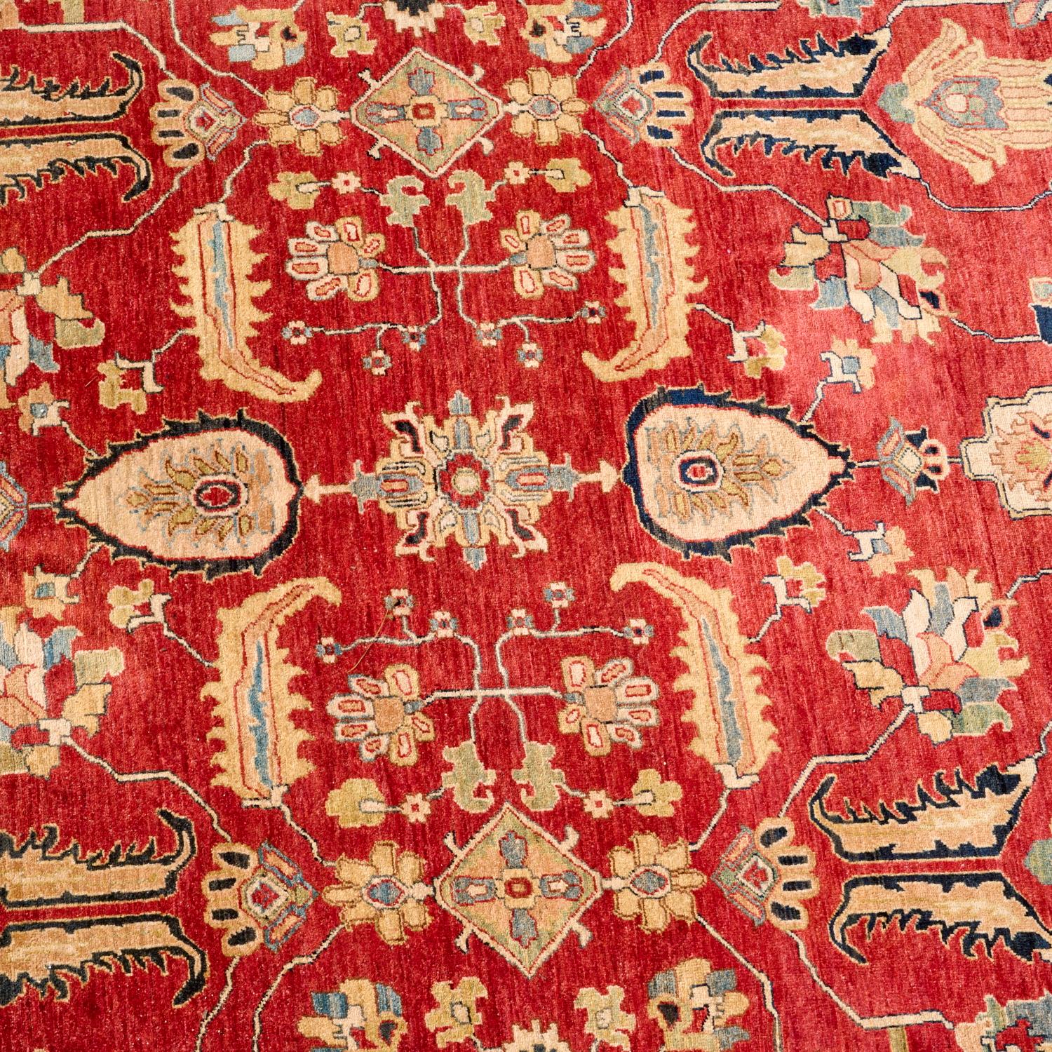 Gran alfombra persa de lana anudada a mano, campo rojo con borde azul marino, Mediados del S. XX mediados del siglo XX en venta