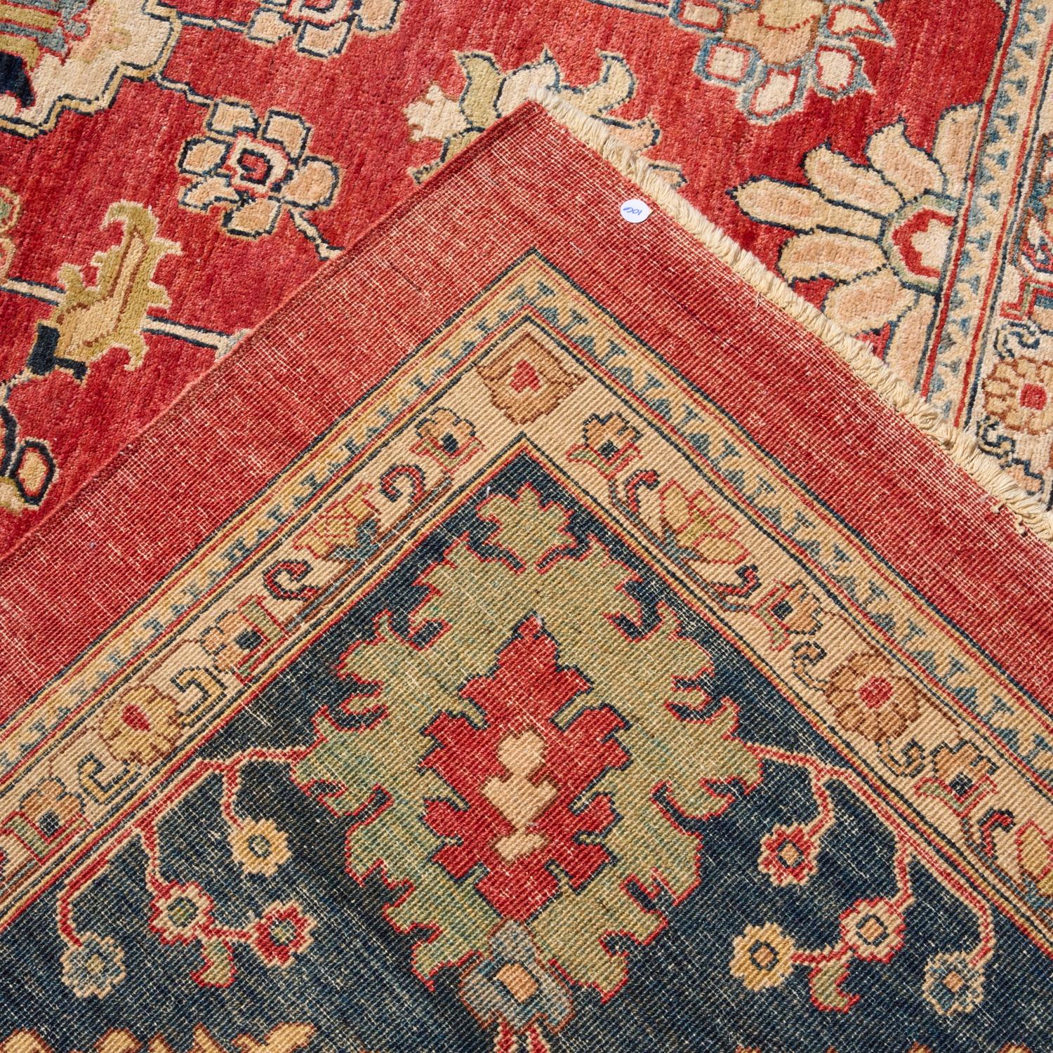 Gran alfombra persa de lana anudada a mano, campo rojo con borde azul marino, Mediados del S. XX Lana en venta