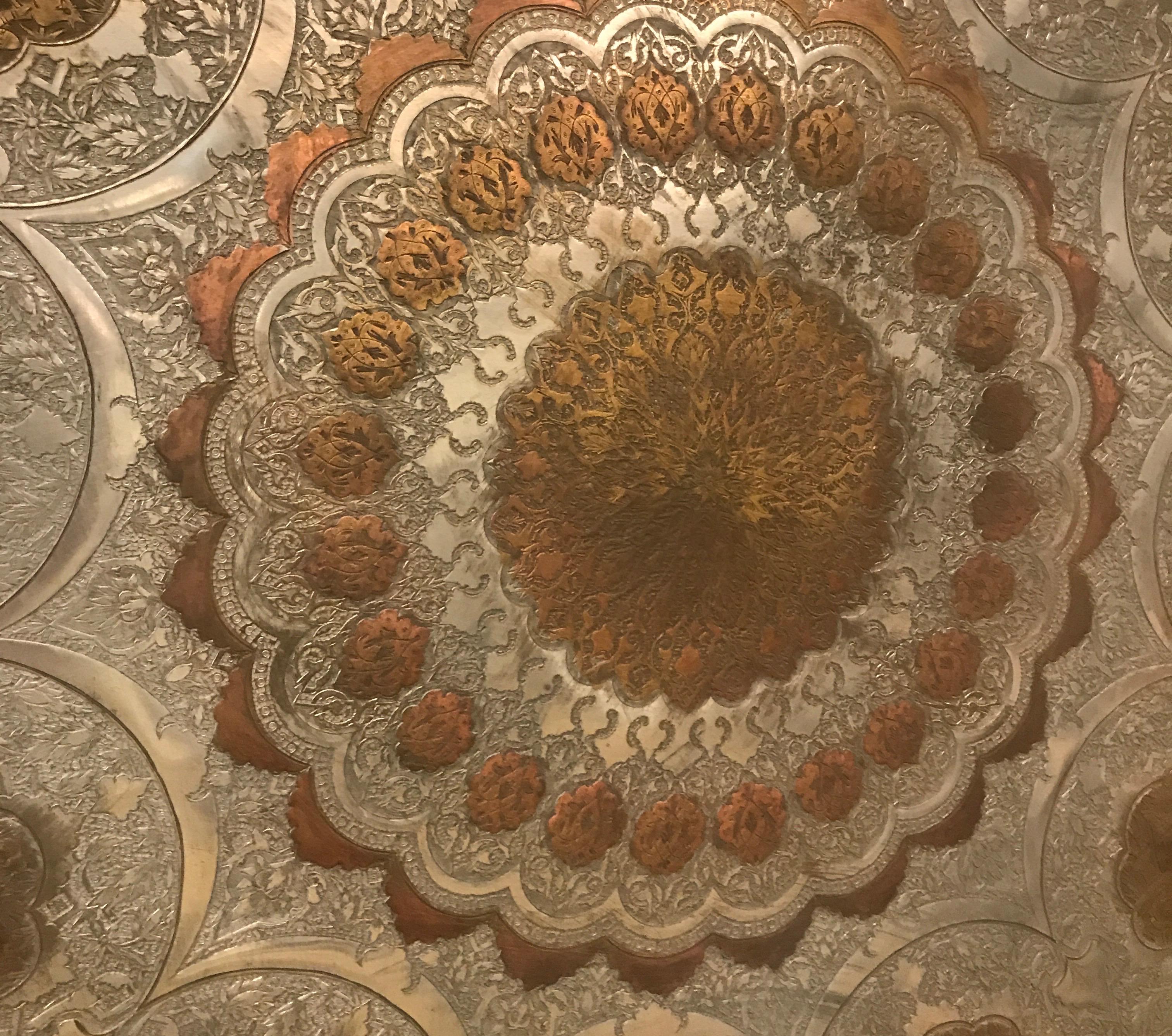 Asiatique Grand plateau persan islamique en cuivre teinté, fin du 19ème siècle en vente