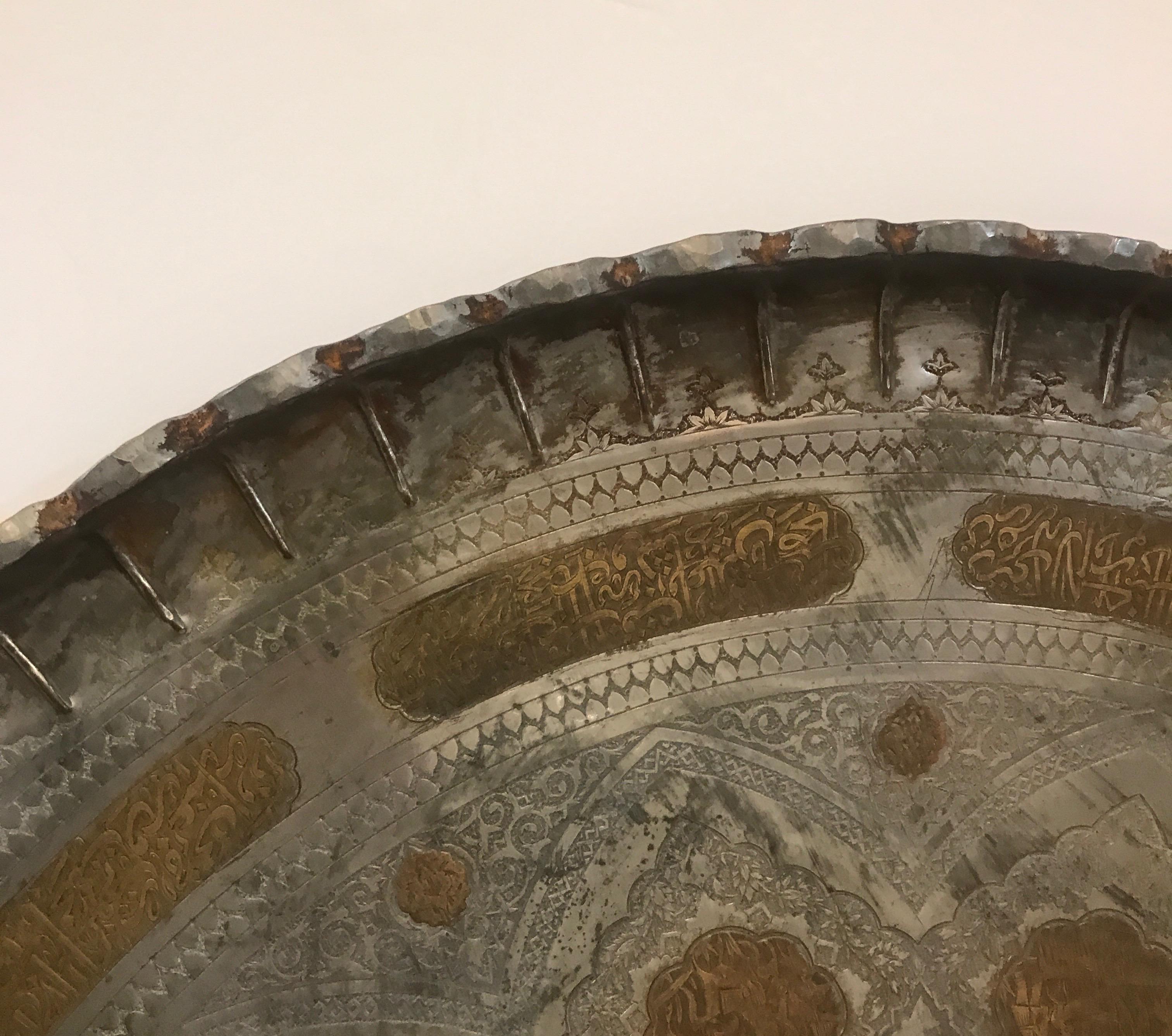Grand plateau persan islamique en cuivre teinté, fin du 19ème siècle Bon état - En vente à Lambertville, NJ