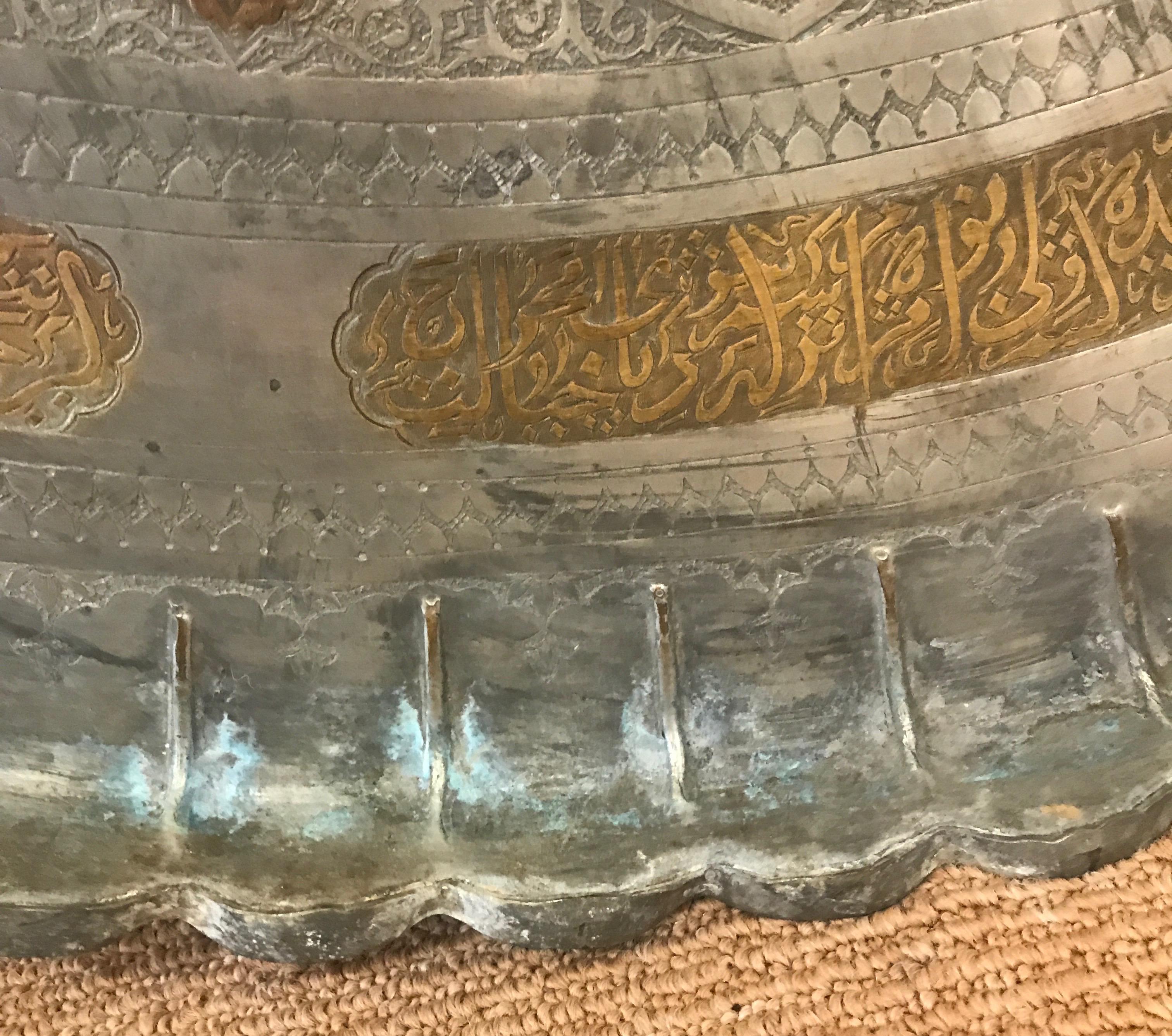 Grand plateau persan islamique en cuivre teinté, fin du 19ème siècle en vente 1