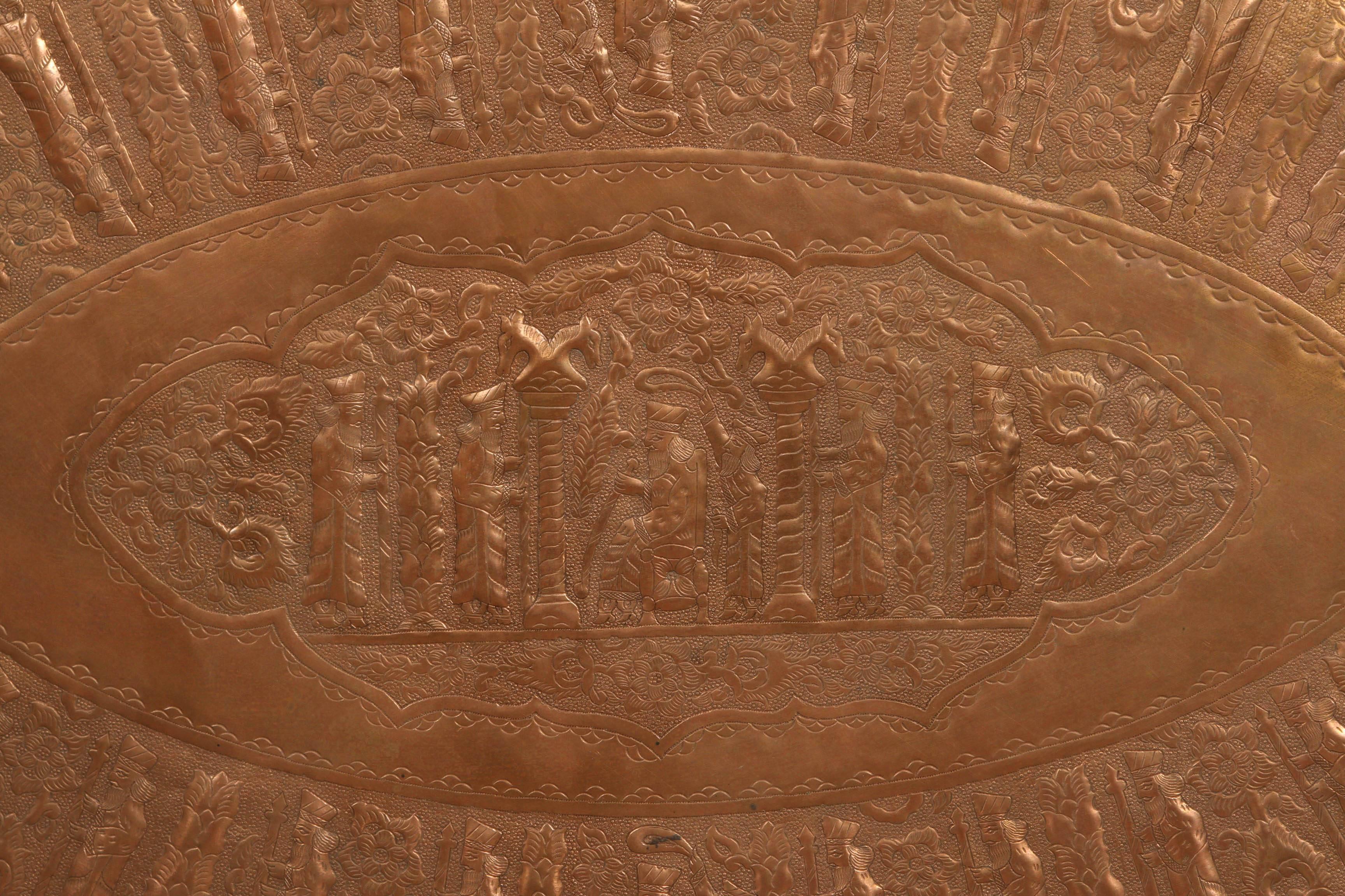 Embossé Grand plateau décoratif ovale en cuivre de style mauresque persan en vente