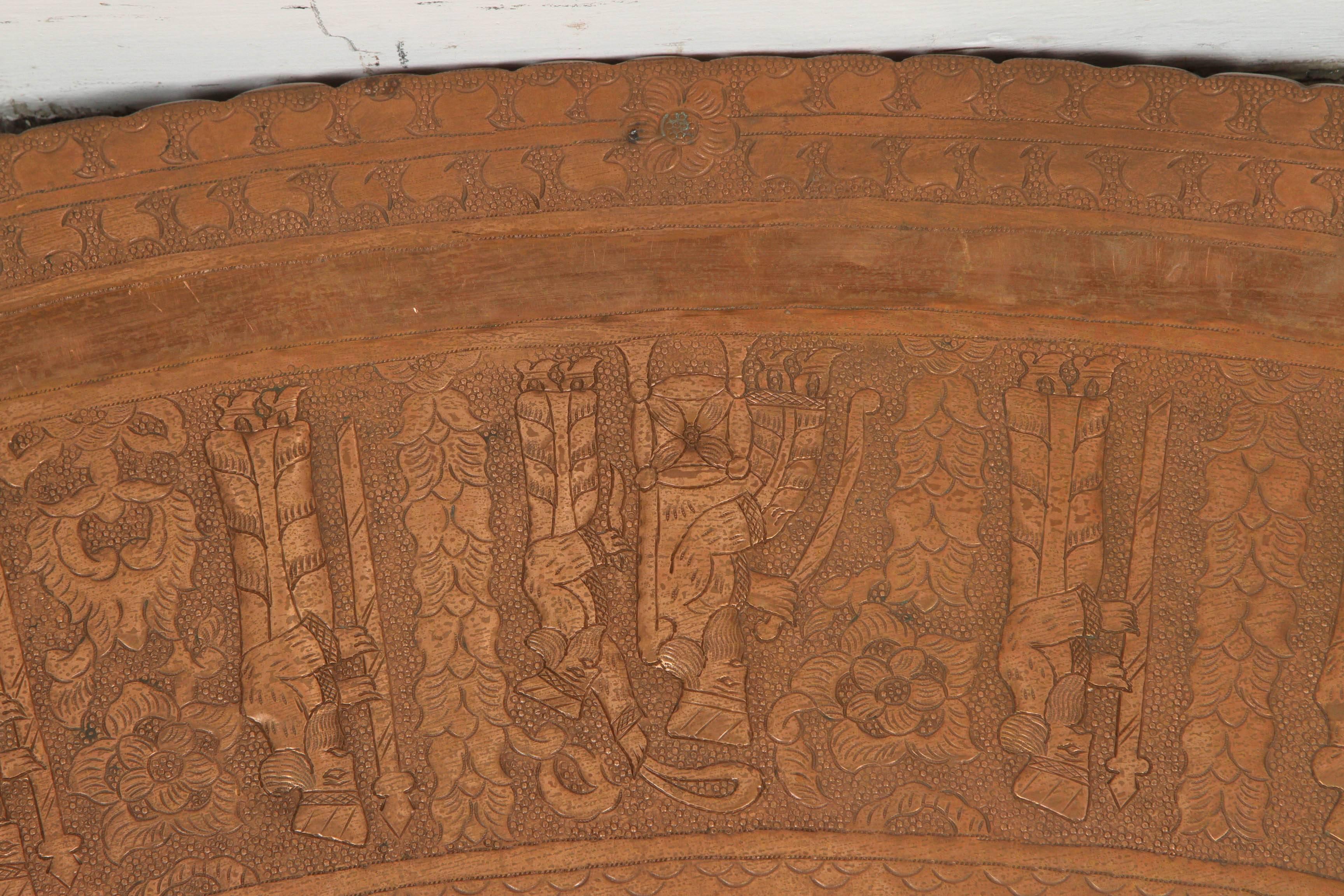 Grand plateau décoratif ovale en cuivre de style mauresque persan en vente 1