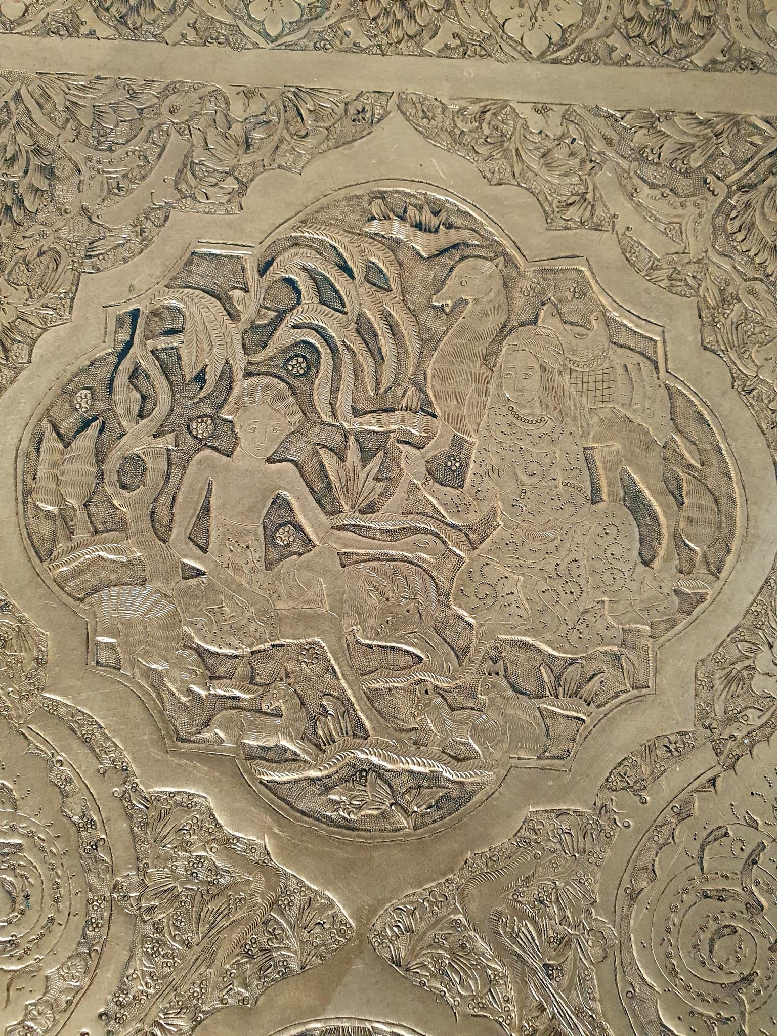 Großes persisches Qajar-Tablett aus antikem Messing im Angebot 8