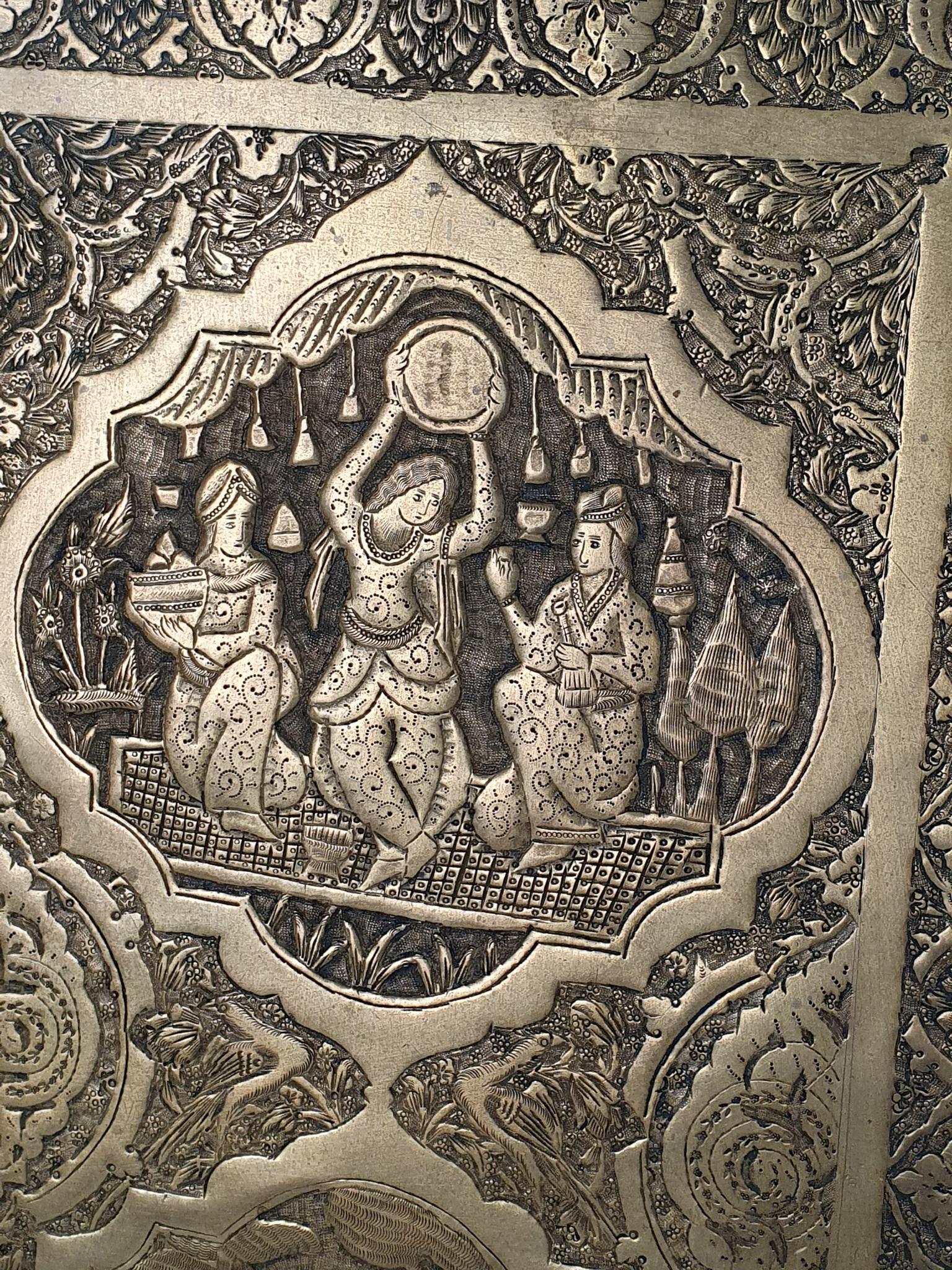 Großes persisches Qajar-Tablett aus antikem Messing im Zustand „Gut“ im Angebot in Albano Laziale, Rome/Lazio