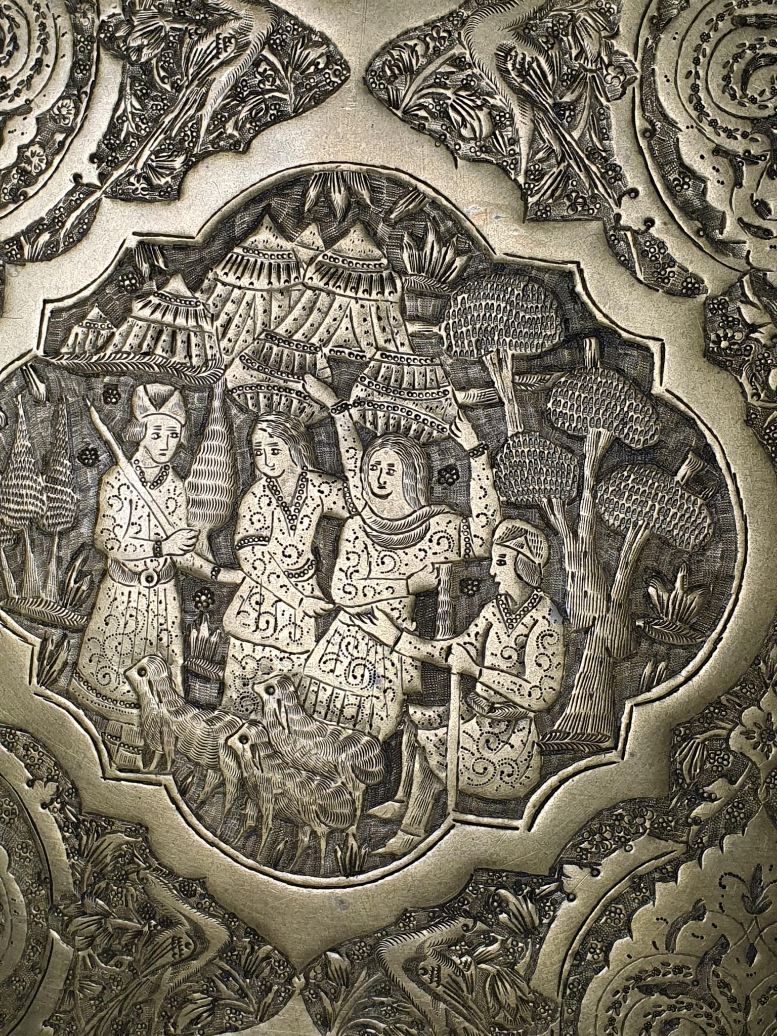 Großes persisches Qajar-Tablett aus antikem Messing (19. Jahrhundert) im Angebot