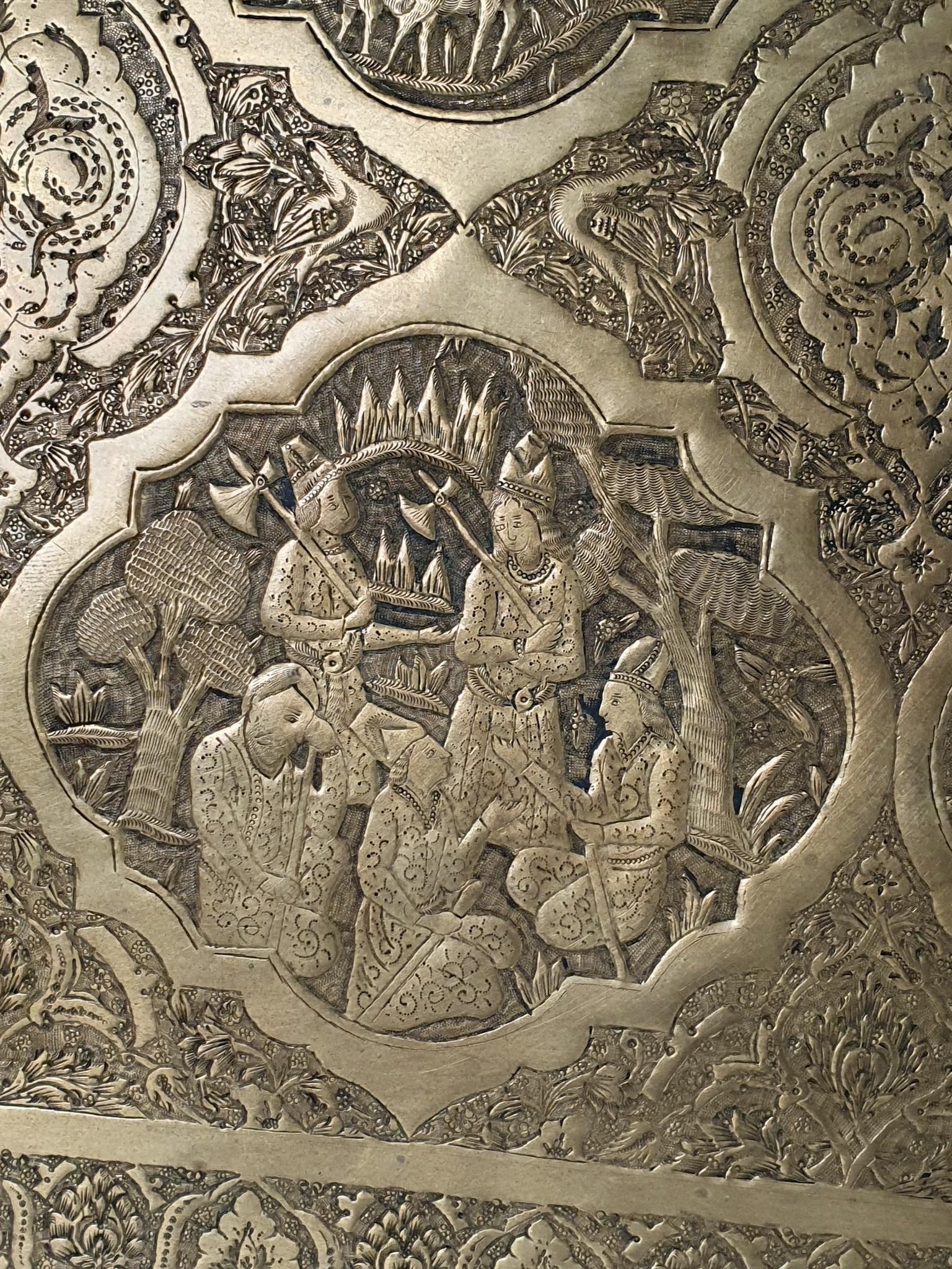 Großes persisches Qajar-Tablett aus antikem Messing im Angebot 2