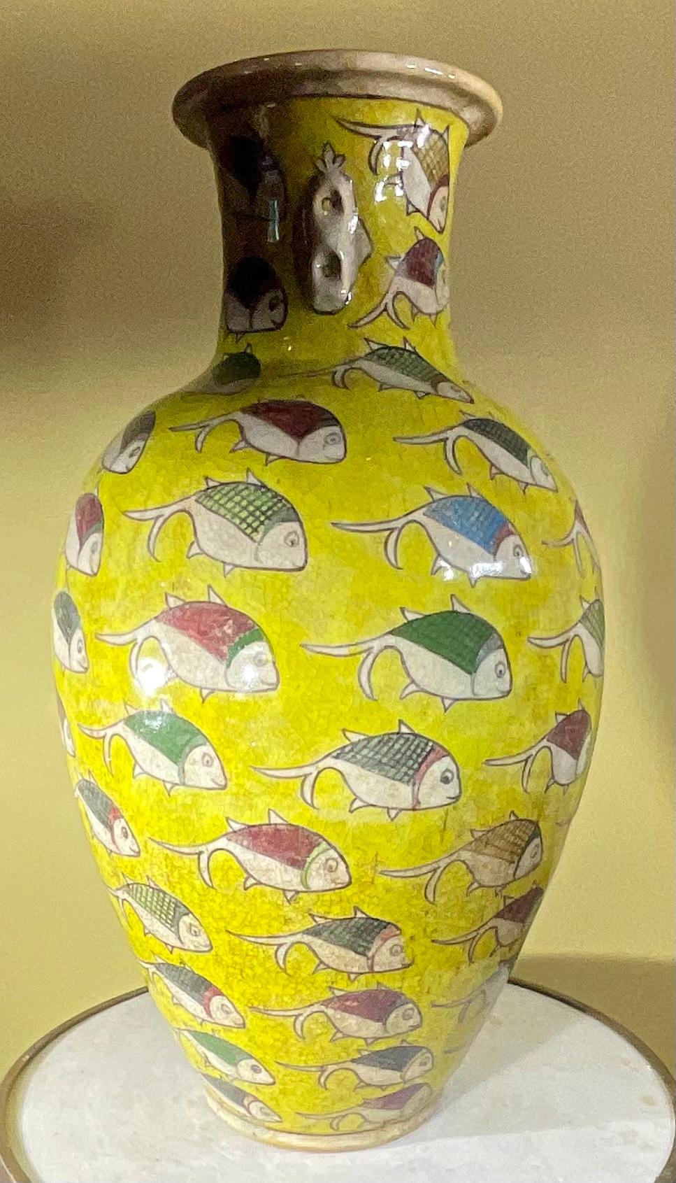 Grande vaso persiano vintage dipinto a mano in ceramica con pesce in vendita 4