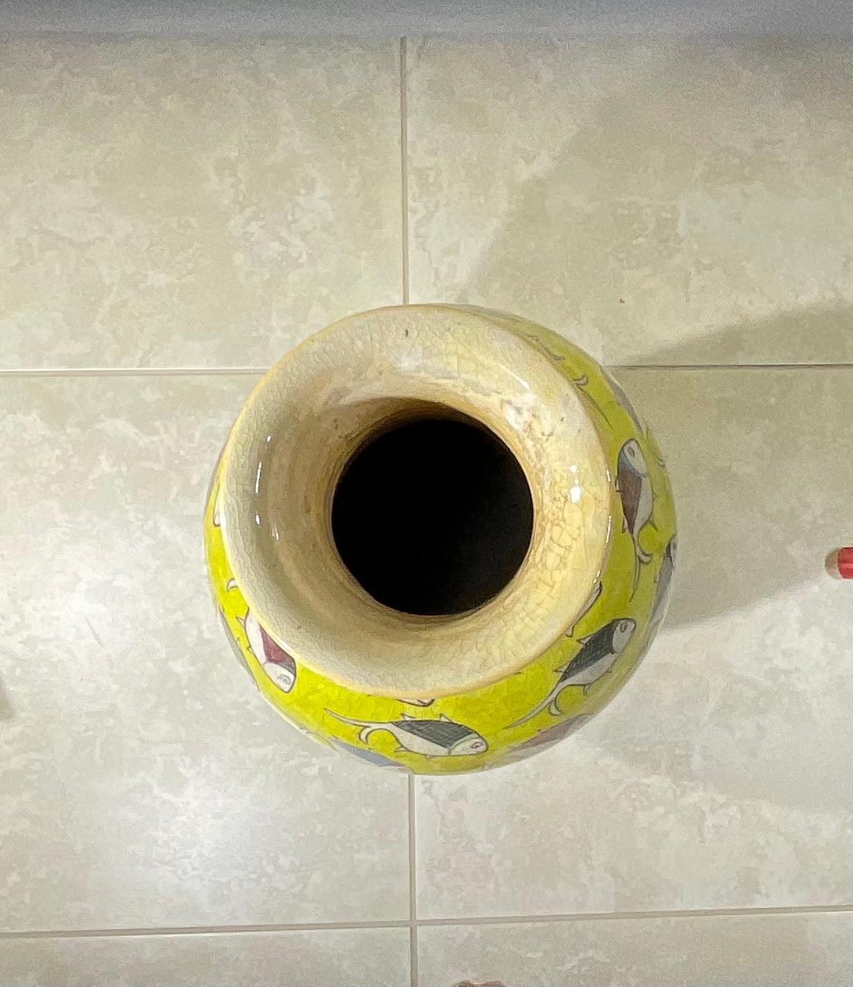 Grande vaso persiano vintage dipinto a mano in ceramica con pesce in vendita 5