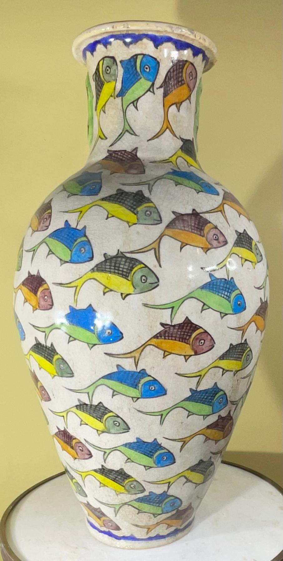 Metà XX secolo Grande vaso persiano vintage dipinto a mano in ceramica con pesce in vendita