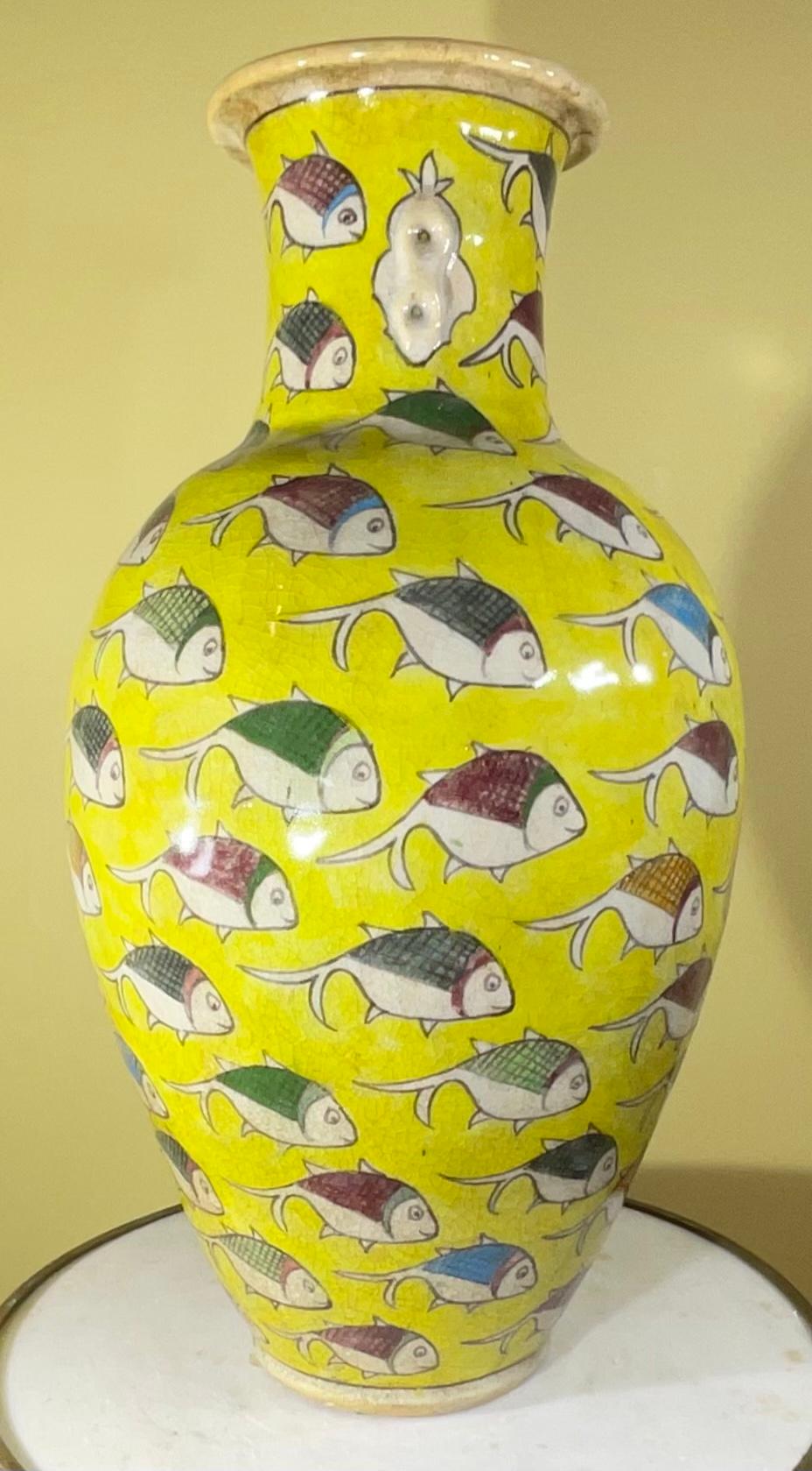 Metà XX secolo Grande vaso persiano vintage dipinto a mano in ceramica con pesce in vendita