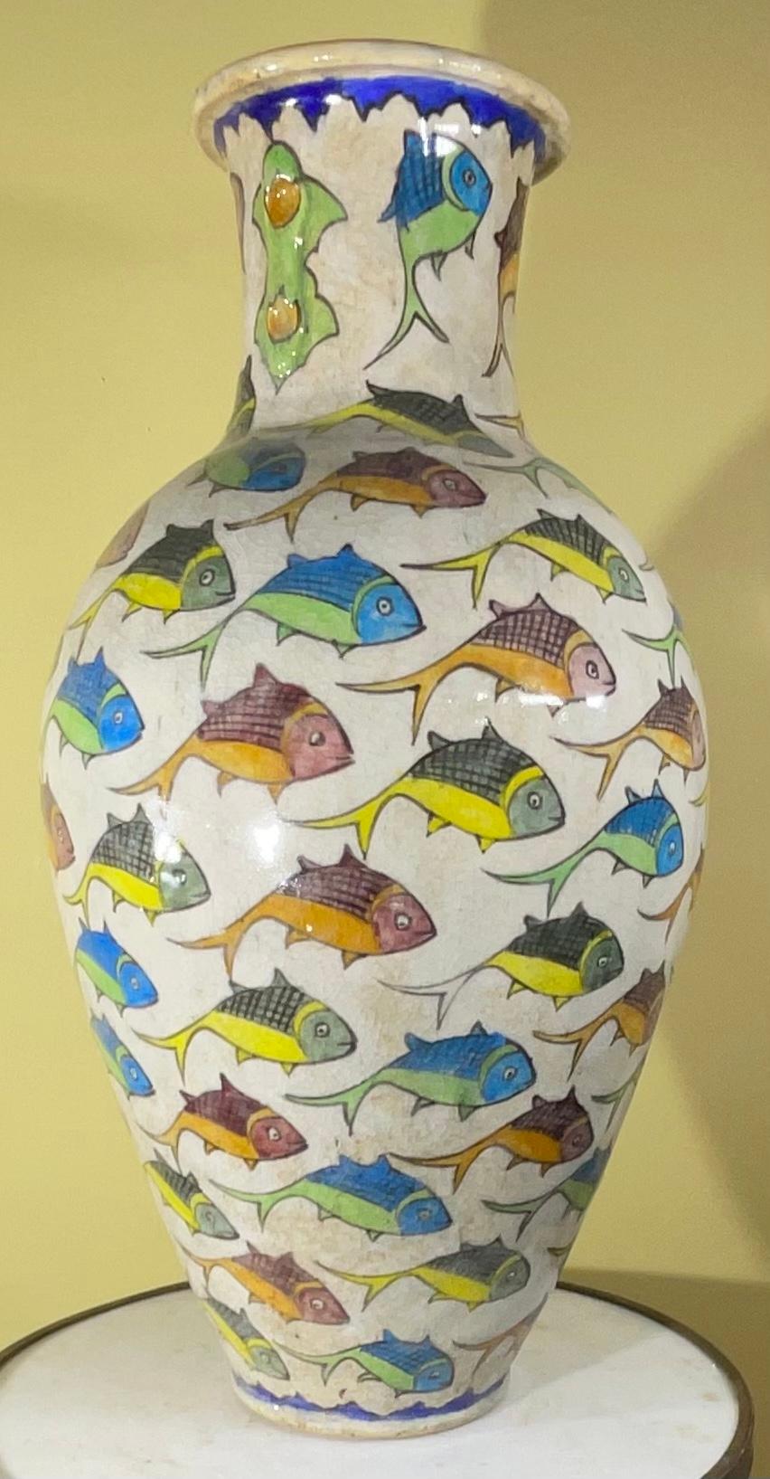 Große persische handbemalte Vintage-Fischvase aus Keramik im Zustand „Gut“ im Angebot in Delray Beach, FL