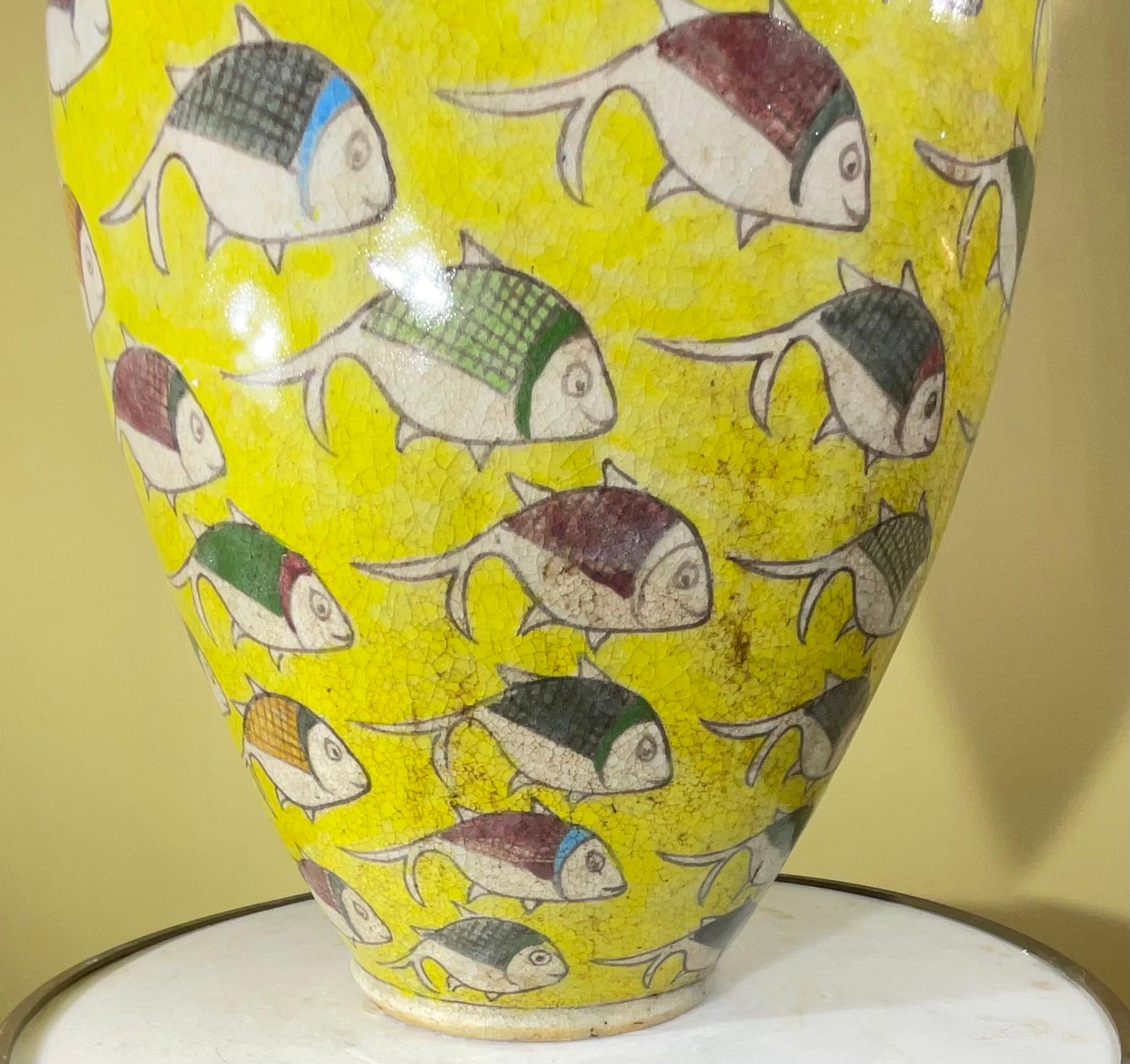 Milieu du XXe siècle Grand vase persan vintage en céramique peint à la main en forme de poisson en vente