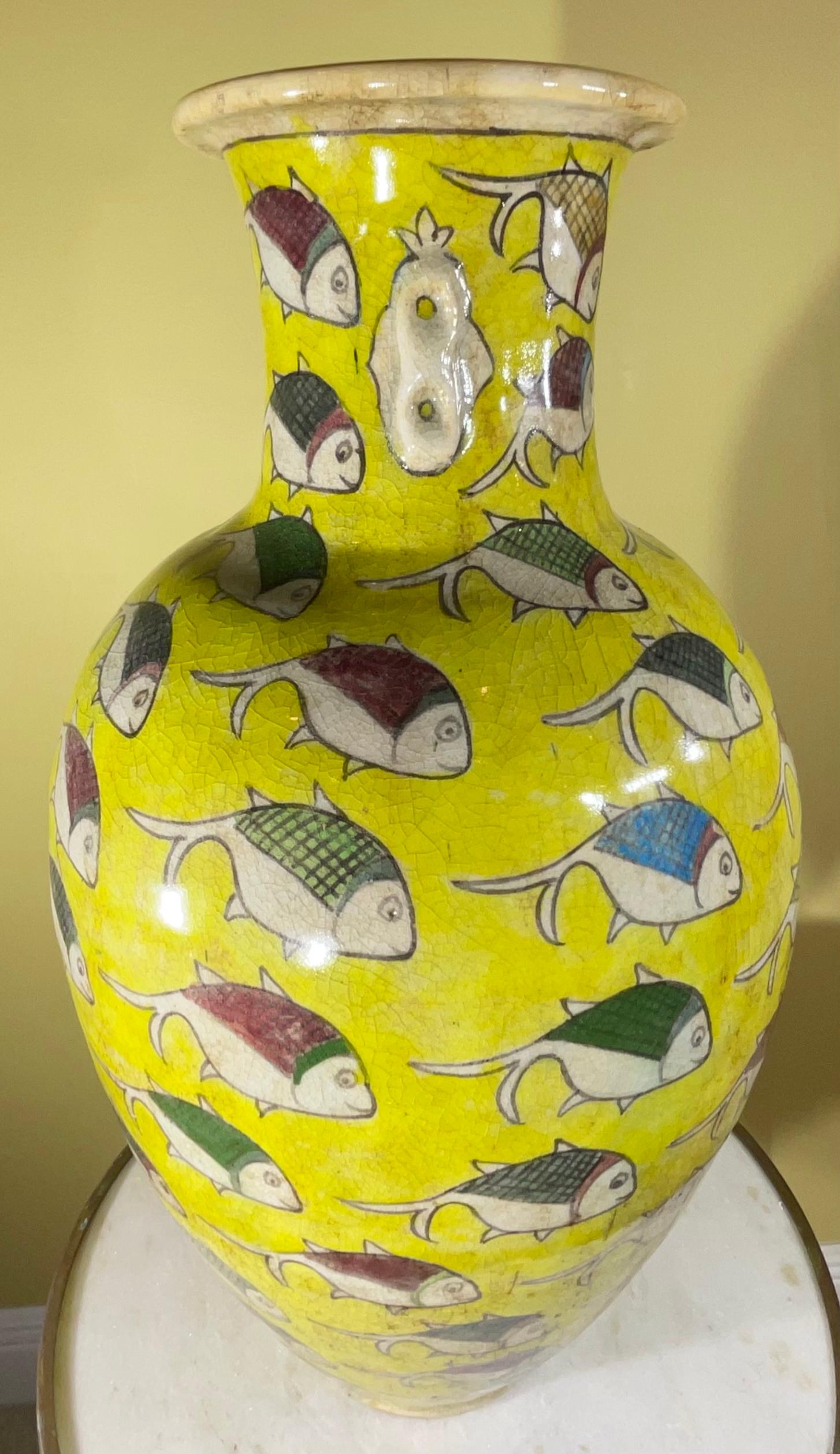 Grande vaso persiano vintage dipinto a mano in ceramica con pesce in vendita 1