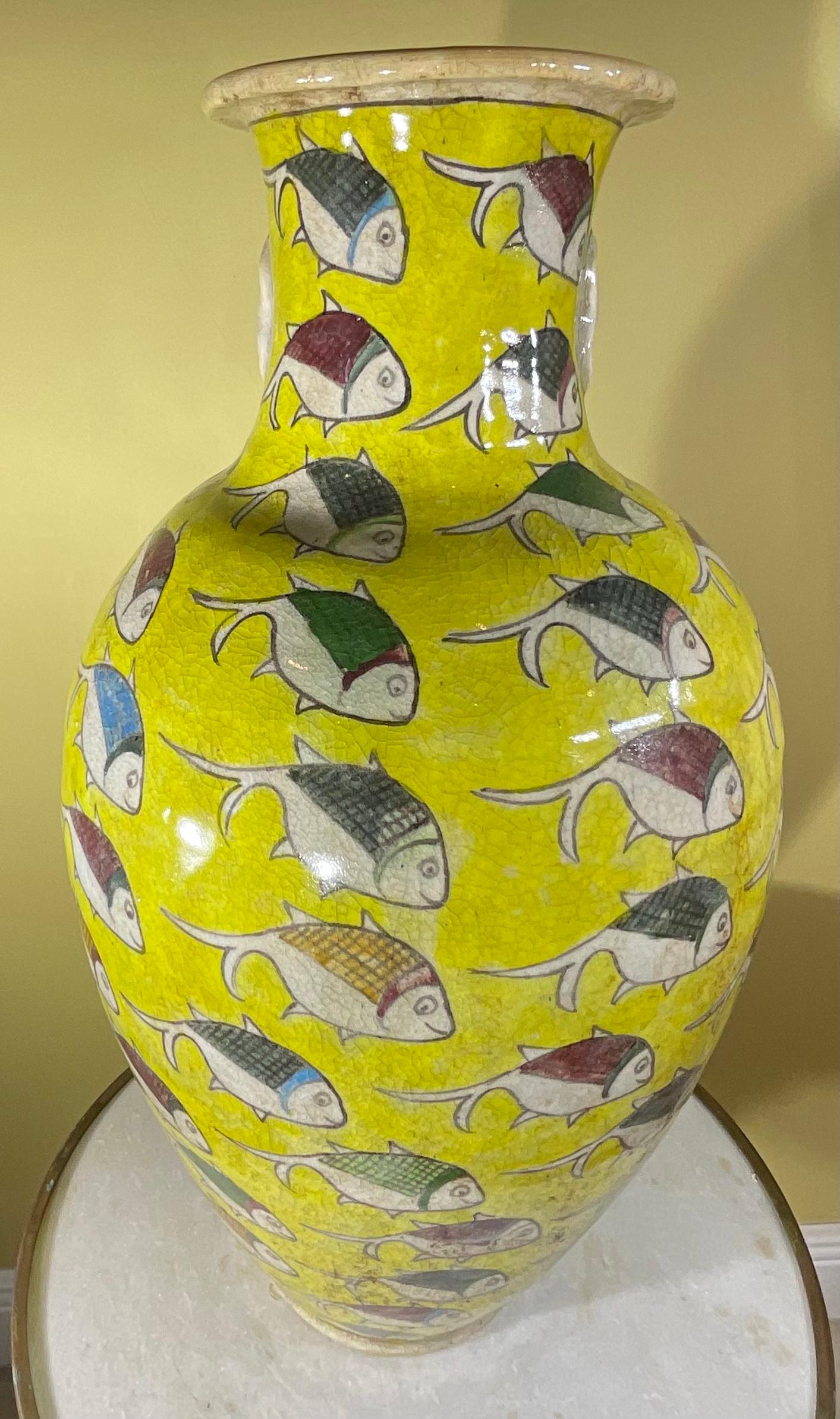 Grande vaso persiano vintage dipinto a mano in ceramica con pesce in vendita 2