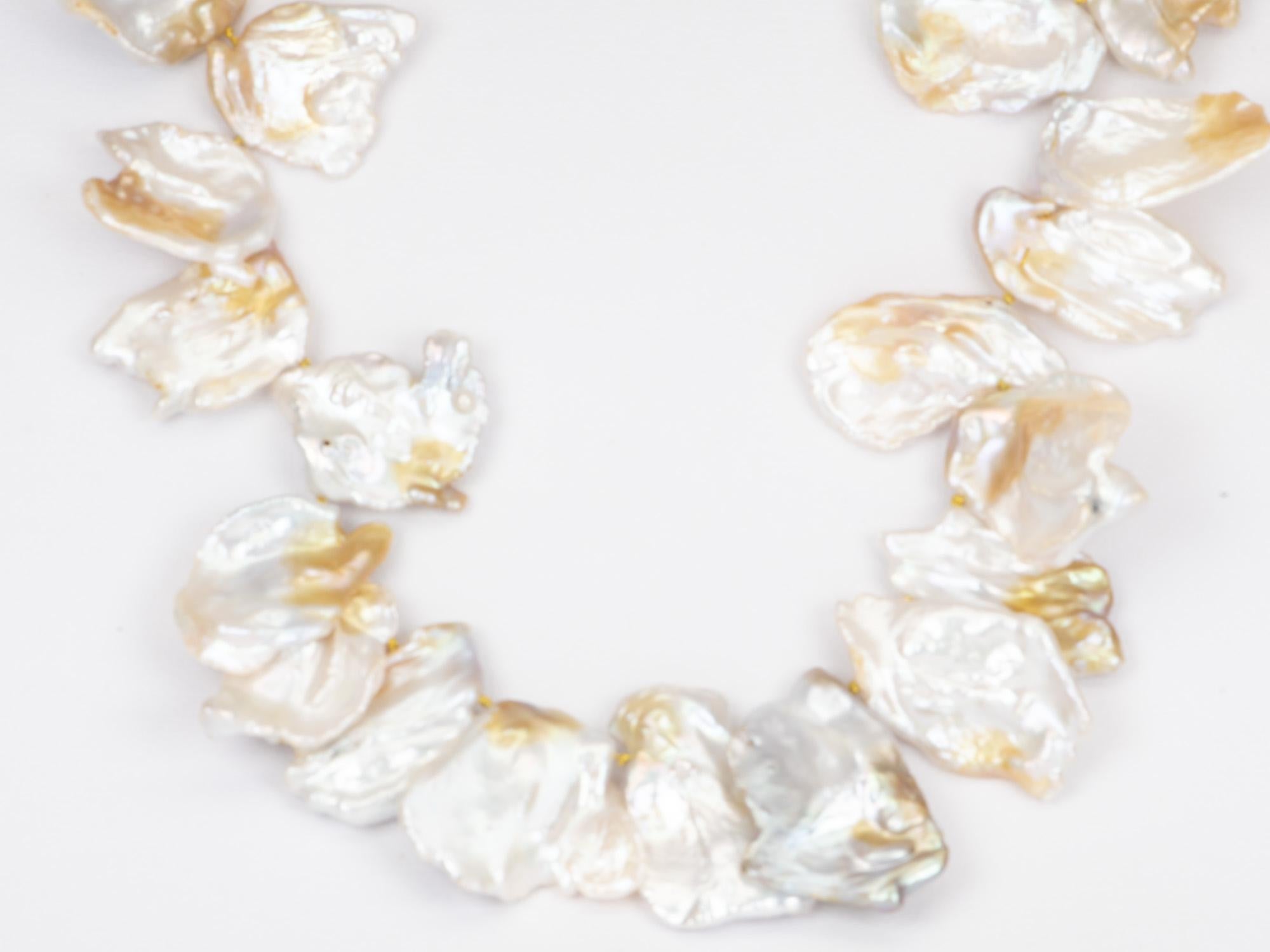 ♥ C'est un magnifique collier enfilé de grandes perles pétales avec un fermoir marin en or 14k.
♥ Les perles sont très grandes, la plus grande mesurant plus de 35 mm de long. Ces perles sont d'autant plus spéciales que chacune d'entre elles est