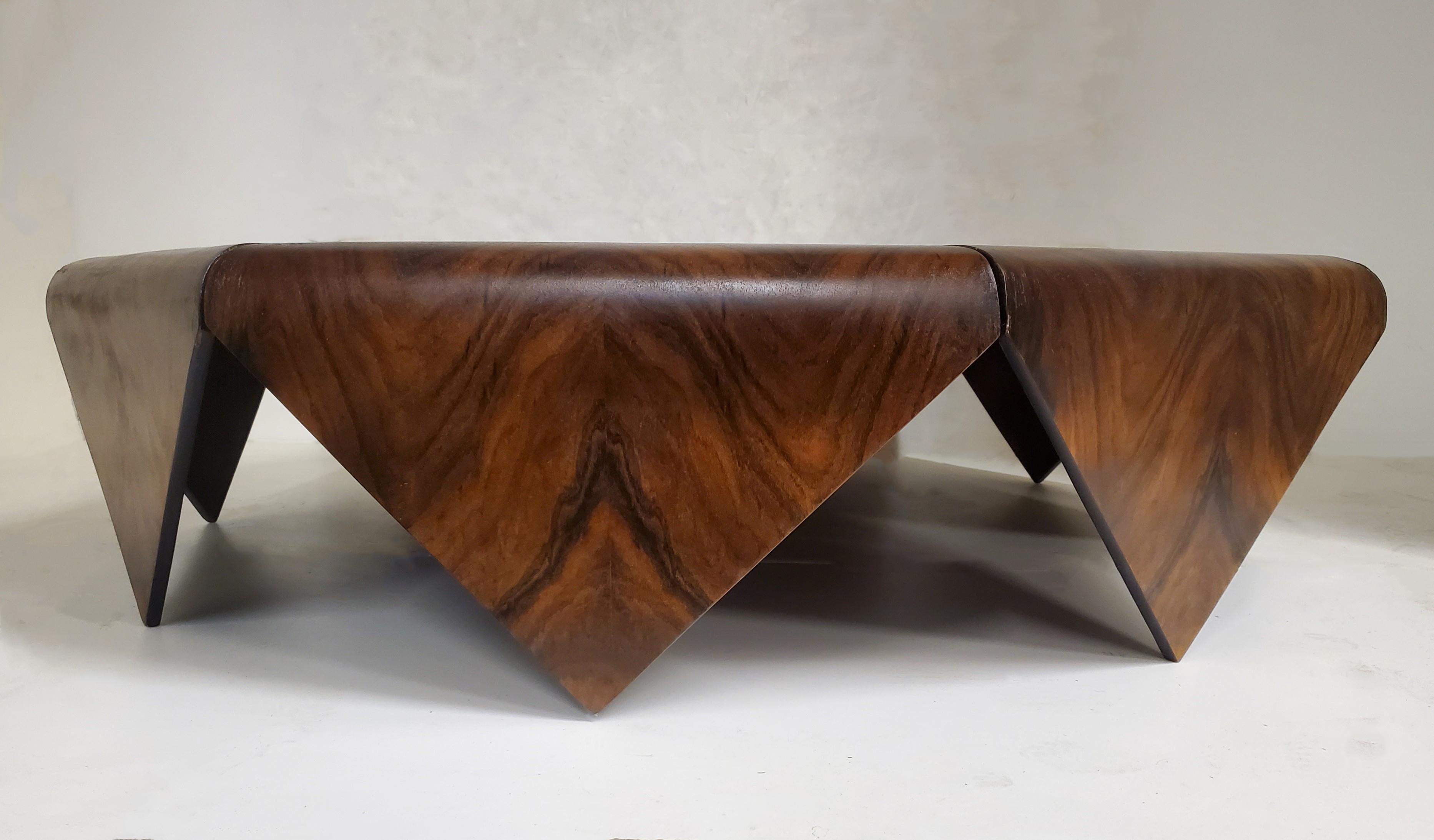A beautiful, sensual, geometric Jorge Zalszupin coffee/ cocktail table manufactured by L'Atelier.
This sculptural table in the original warm satin finish, is characterized by its minimalistic elegance, clever construction, and inspiration from
