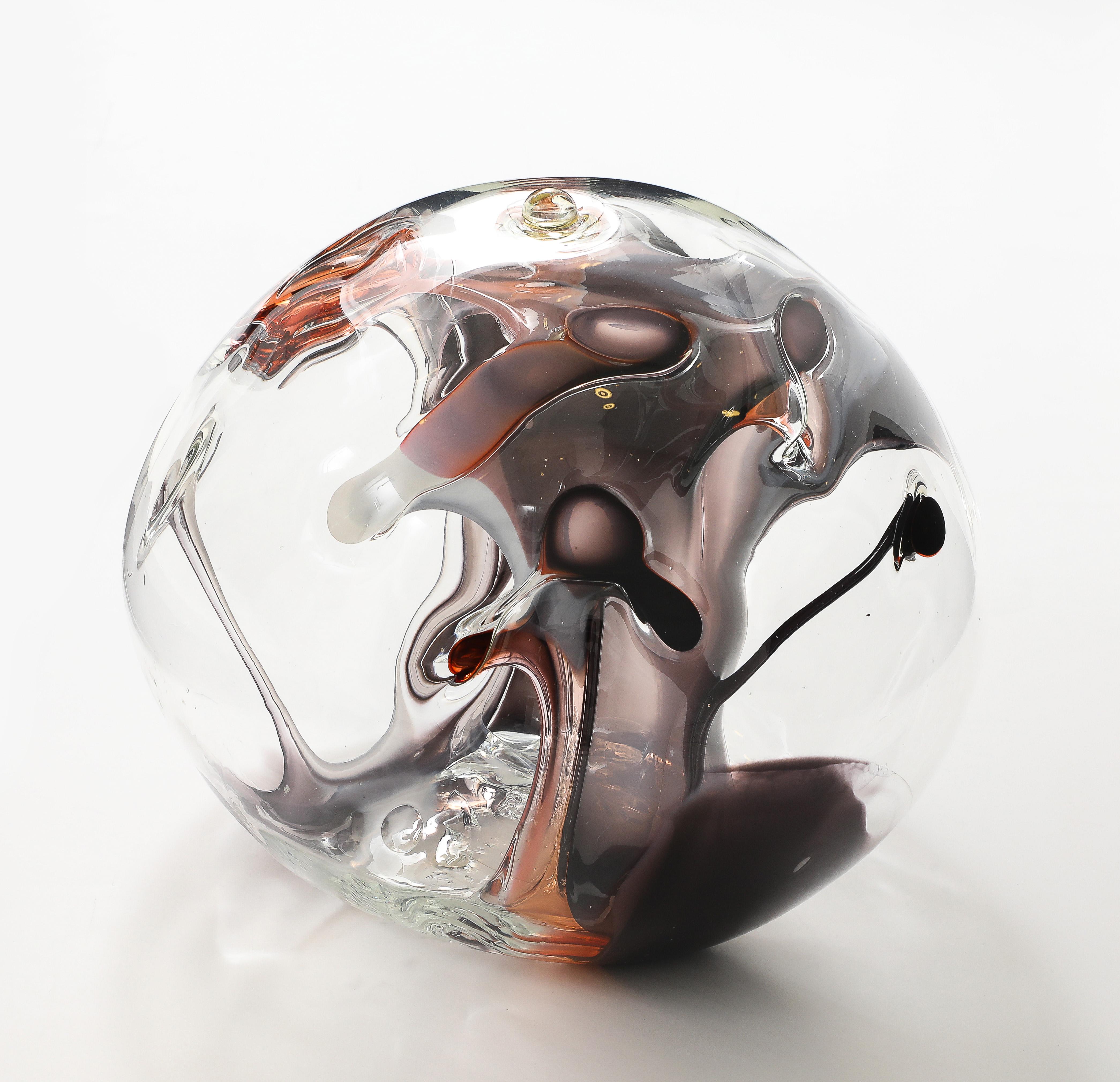 Meravigliosa scultura a forma di sfera in vetro soffiato di Peter Bramhall, firmata e datata 1988.
Il vetro ha una meravigliosa selezione di toni di colore insoliti che creano un pezzo bellissimo.