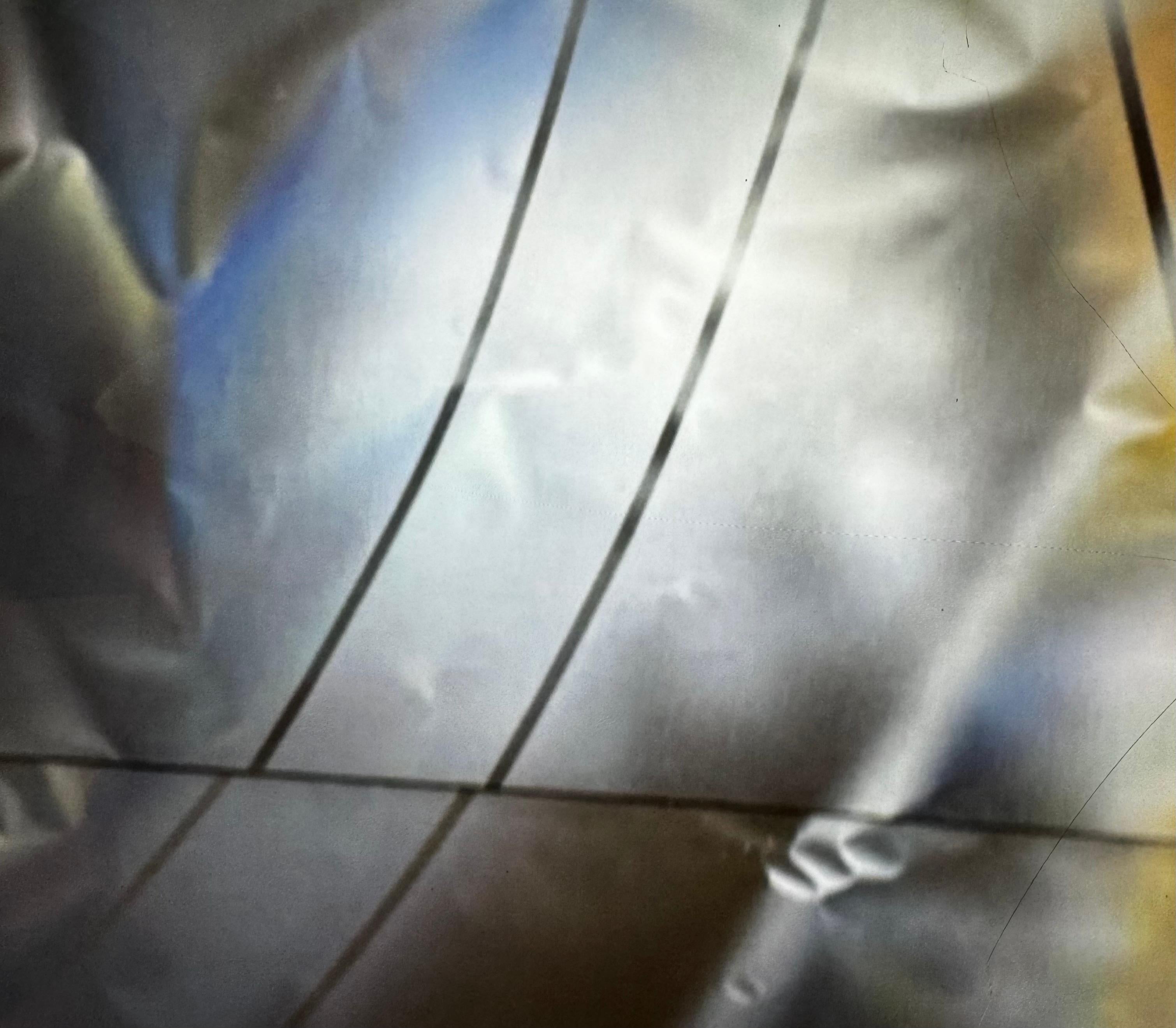 Dieses erstaunliche Triptychon ähnelt einem gebündelten Stoff. Es ist ein schönes Stück Fotorealismus. Die Details sind erstaunlich. Es ist ziemlich groß messen 120 
