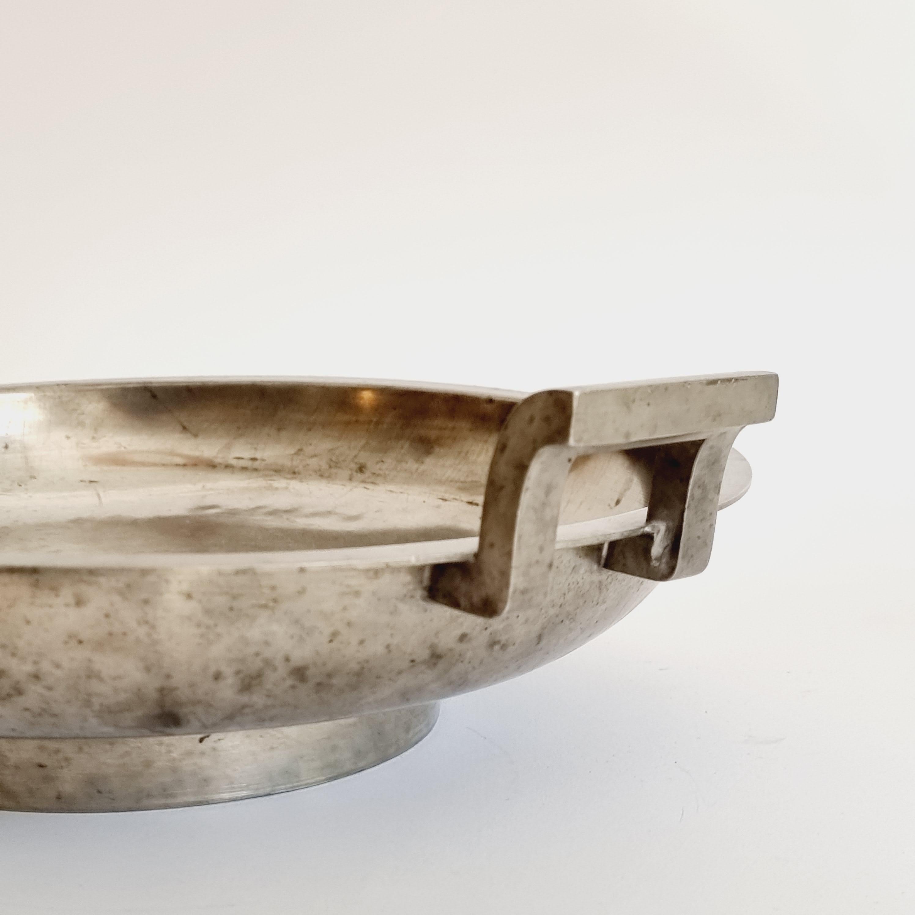 Einzigartige, große Schale aus Zinn des bekannten schwedischen Designers Björn Trägårdh für die Firma Svenskt Tenn, die 1924 von Estrid Ericson gegründet wurde. 

In gutem Zustand, normale Alters- und Gebrauchsspuren. 



