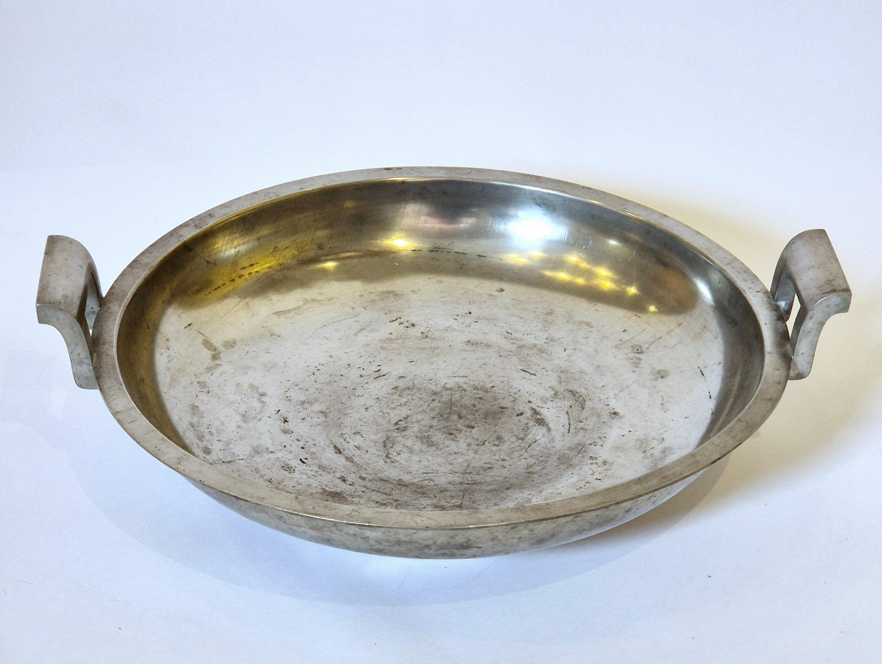 Große Zinnschale mit Henkeln, Schwedisch Grace, Firma Svenskt Tenn (Mitte des 20. Jahrhunderts) im Angebot