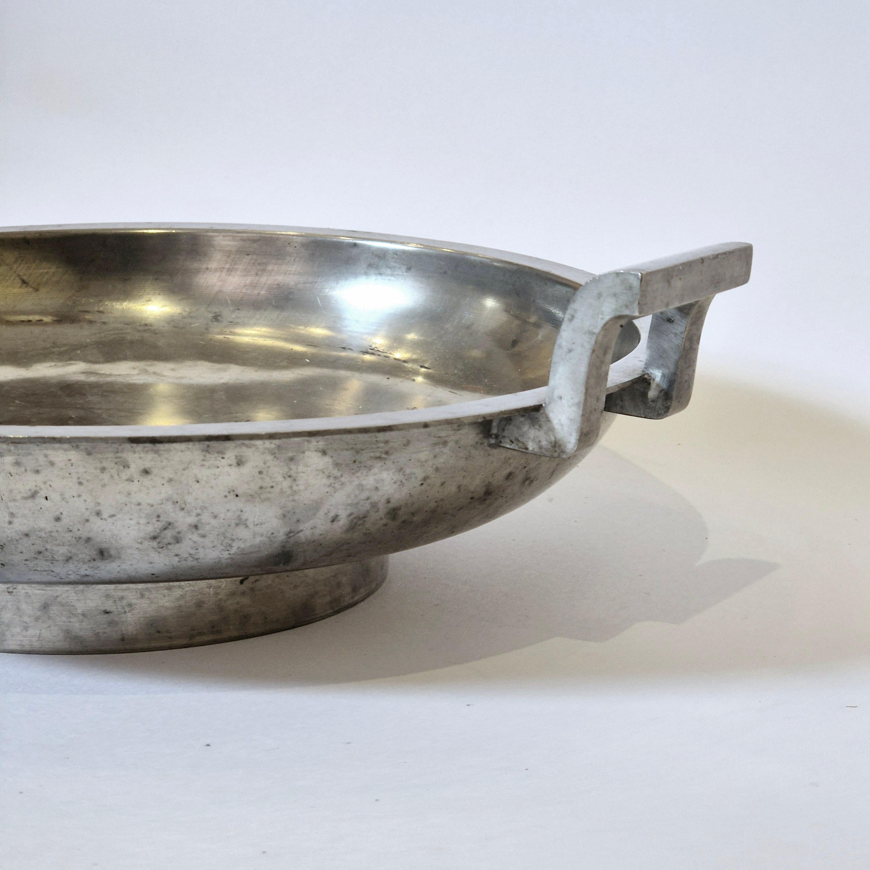 Große Zinnschale mit Henkeln, Schwedisch Grace, Firma Svenskt Tenn (Hartzinn) im Angebot