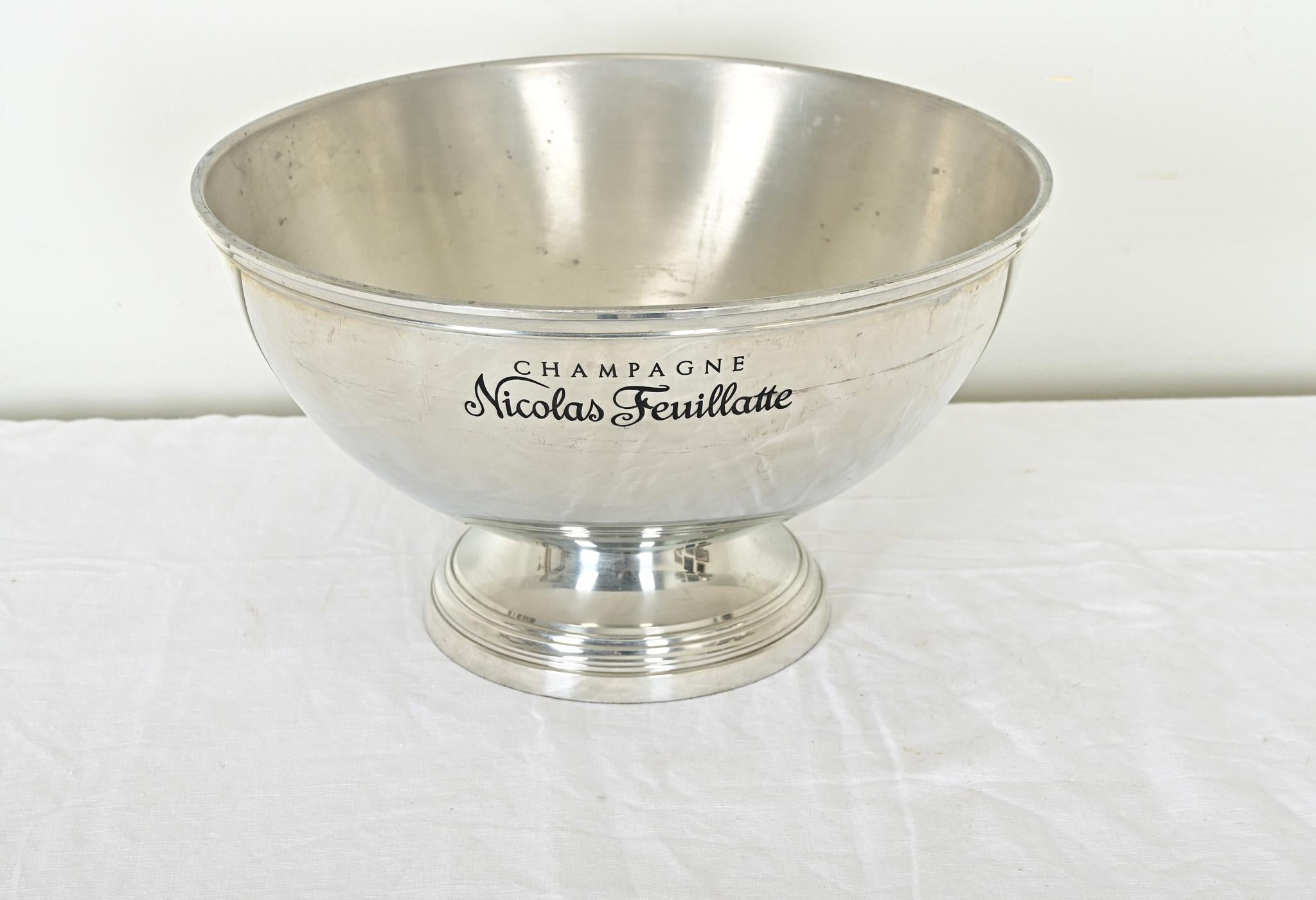 Un cuenco enfriador de champán del tamaño de un trofeo, forjado en peltre y con la marca del productor: una pieza promocional del siglo XX que comunica un refinado gusto por el lujo. Buenas proporciones para múltiples botellas de vino y burbujeantes