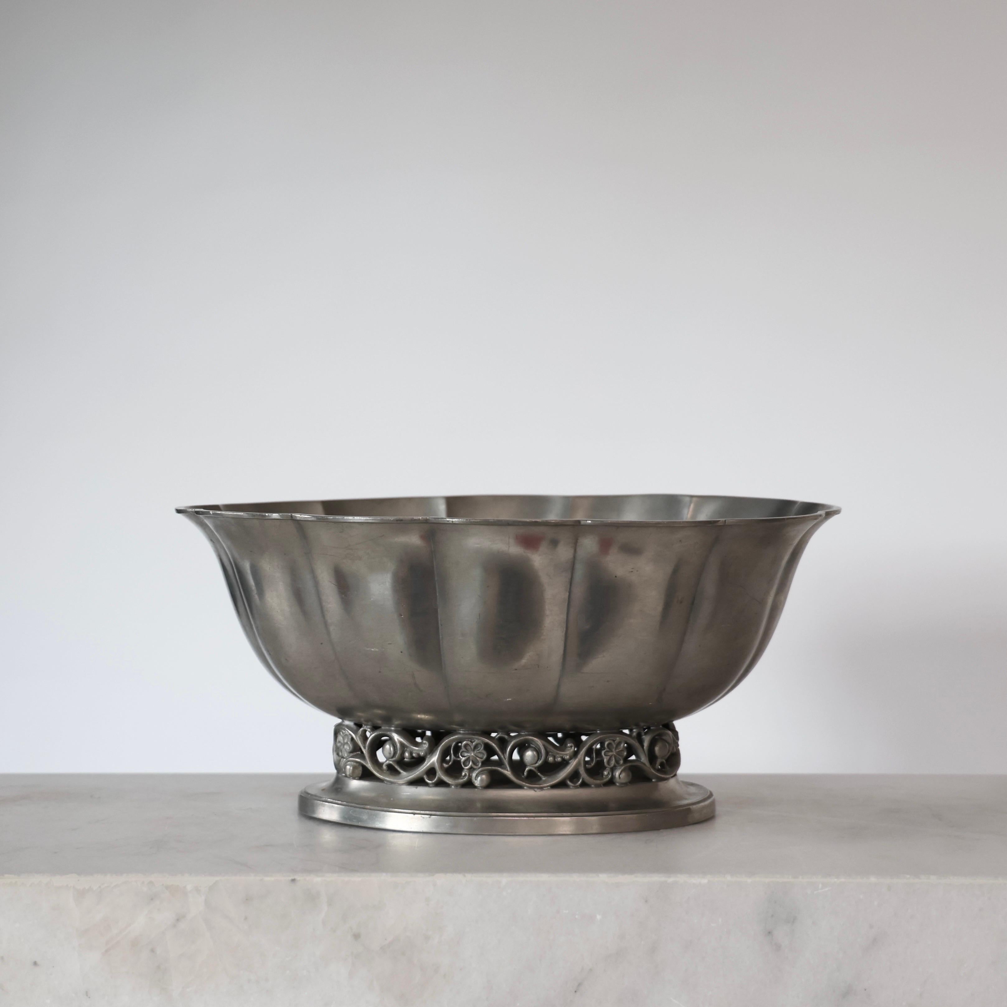 Grande Jardinière à piédestal en étain conçue par Just Andersen dans les années 1920. Une pièce maîtresse exquise pour un endroit magnifique.

* Jardinière ovale en étain / Bol sur pieds 
* Designer : Just Andersen
* Style : 1279
* Année :