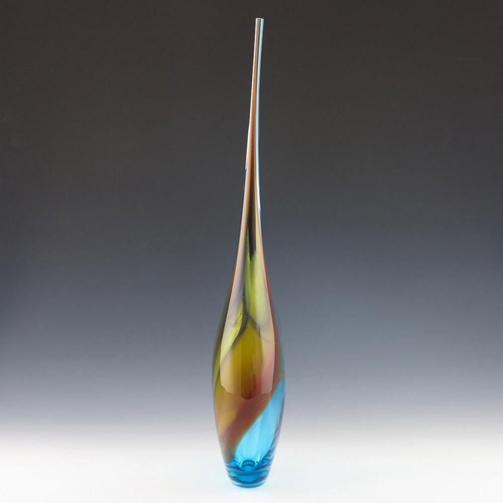 Vaso grande Phil Atrill Horizon Series, 2013

Informazioni aggiuntive:
Data: 2013
Origine : Surrey, Inghilterra 
Caratteristiche della ciotola: Il collo allungato si assottiglia fino a raggiungere un collo di 1 cm con un'apertura di 5 metri. Gialli