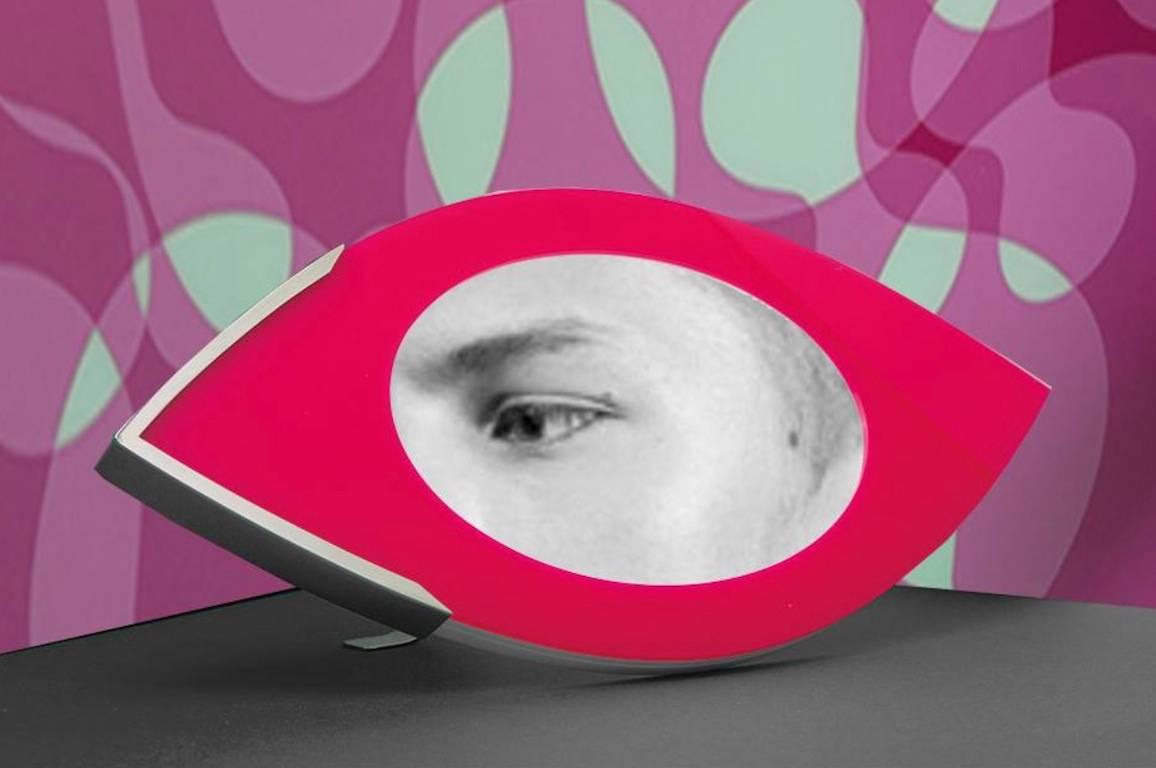 Large Photo Frame in Fuchsia and White Plexiglass Vision For Sale 1