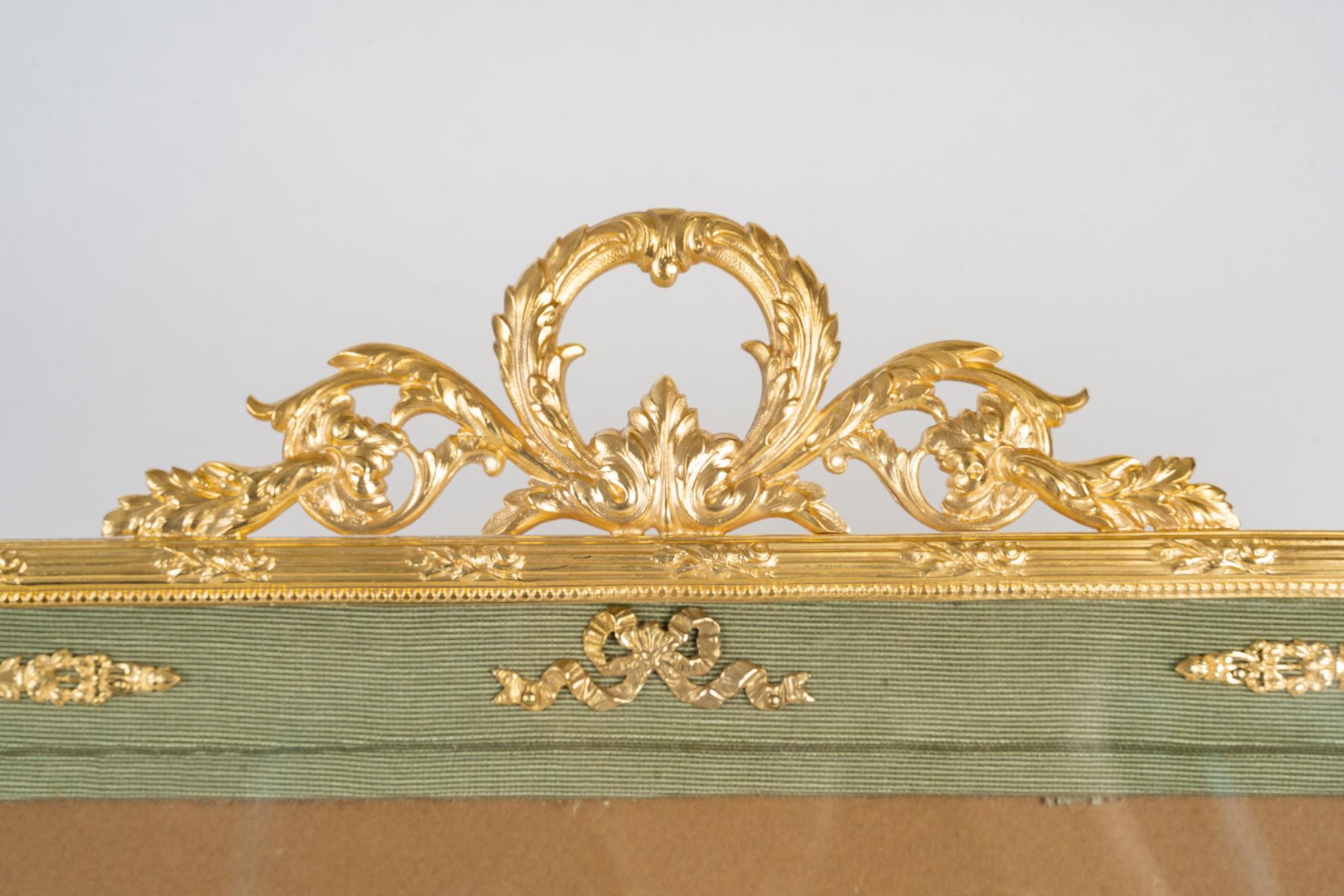 Großer Fotorahmen aus vergoldetem Messing und grünem Stoff aus dem 19. Jahrhundert, Periode Napoleon III.

Großer Fotorahmen aus dem 19. Jahrhundert, Periode Napoleon III, vergoldetes Messing und grüner Stoff.
H: 34cm, B: 44,5cm, T: 1,5cm