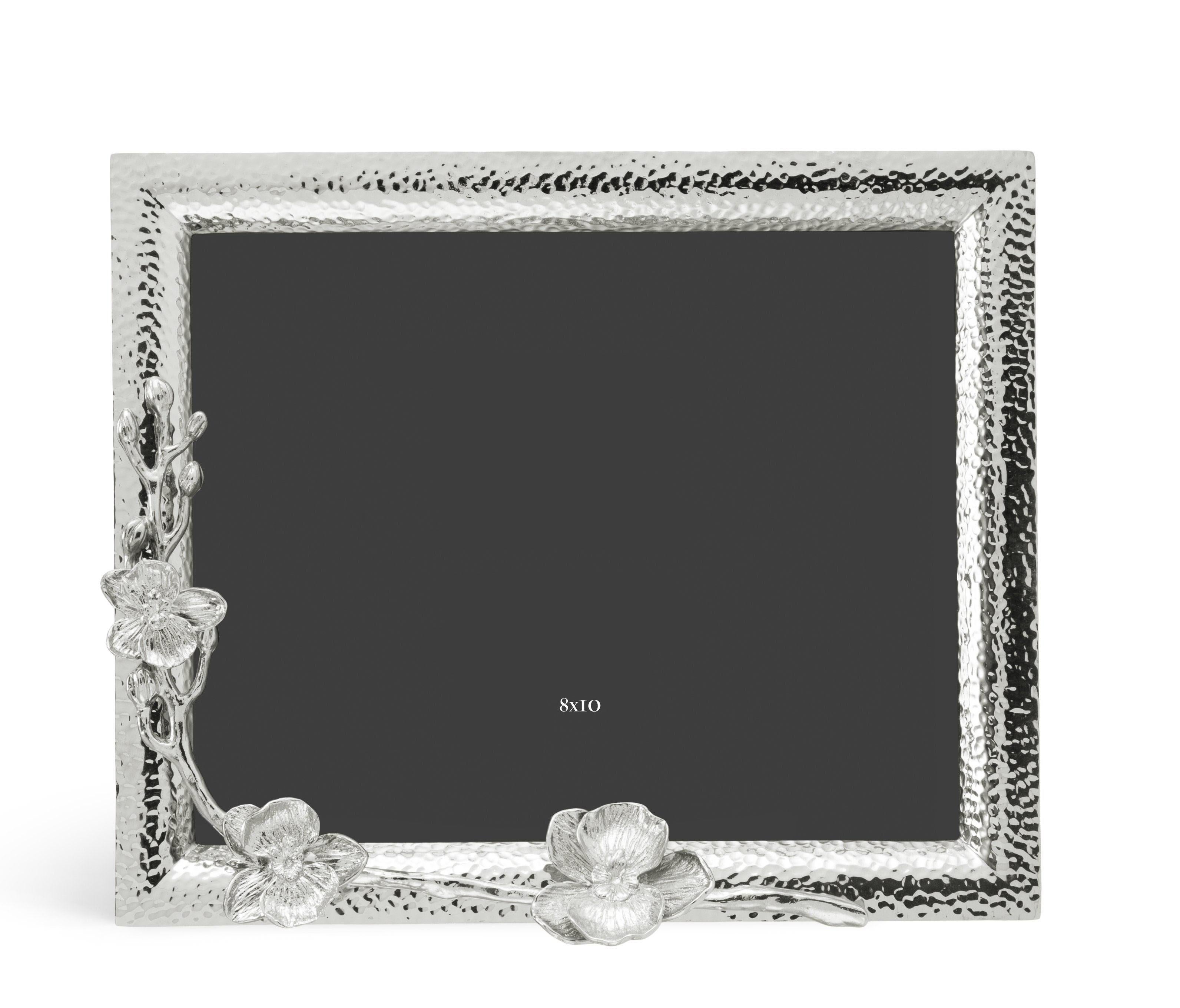 Gran marco de fotos contemporáneo con diseño de orquídeas blancas, fabricado en metal niquelado de alta calidad.

Este elegante marco de fotos grande inmortalizará tus mejores recuerdos. Con su acabado en metal niquelado y su delicada decoración de