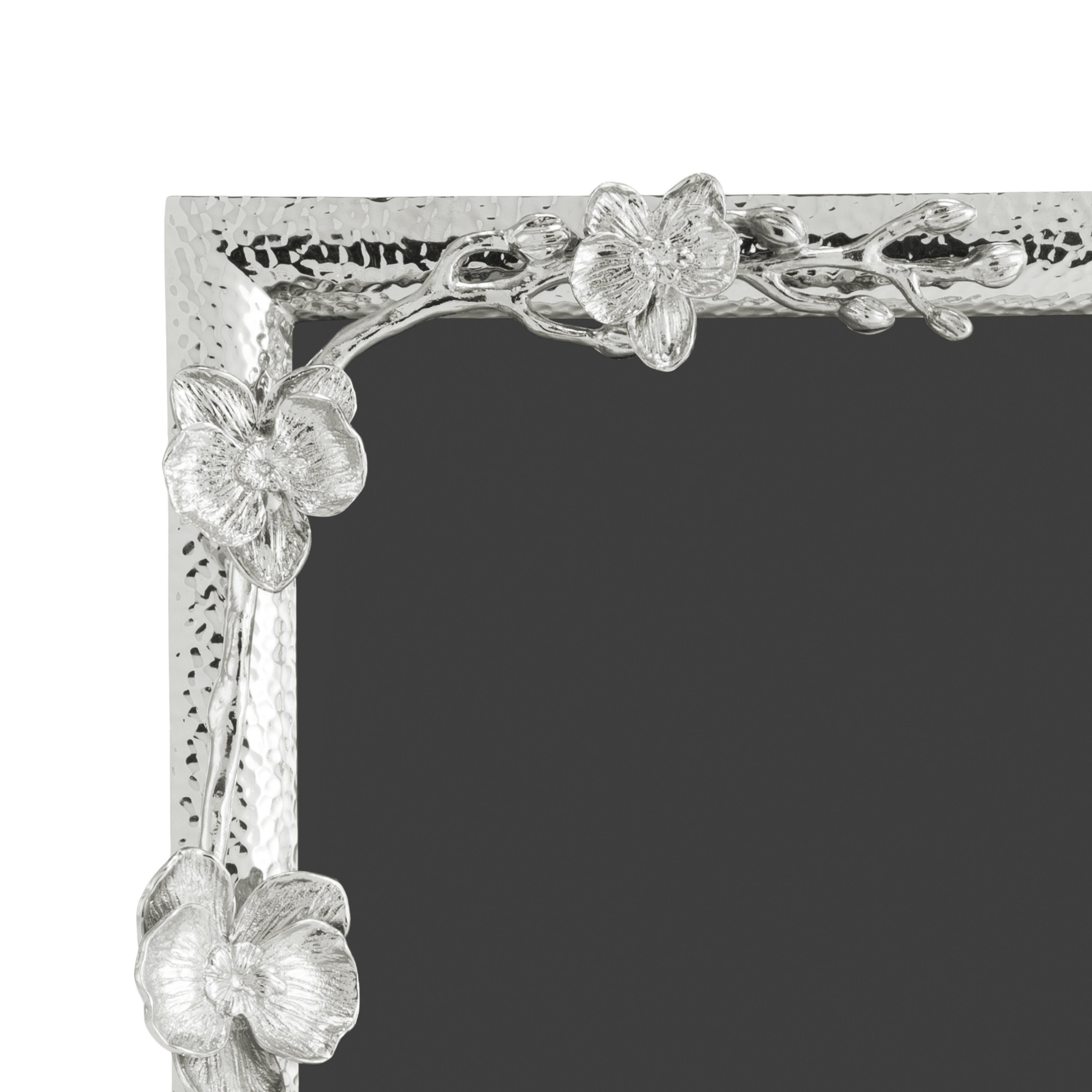 Marco de fotos grande con diseño de orquídeas blancas, fabricado en metal niquelado. Moderno en venta