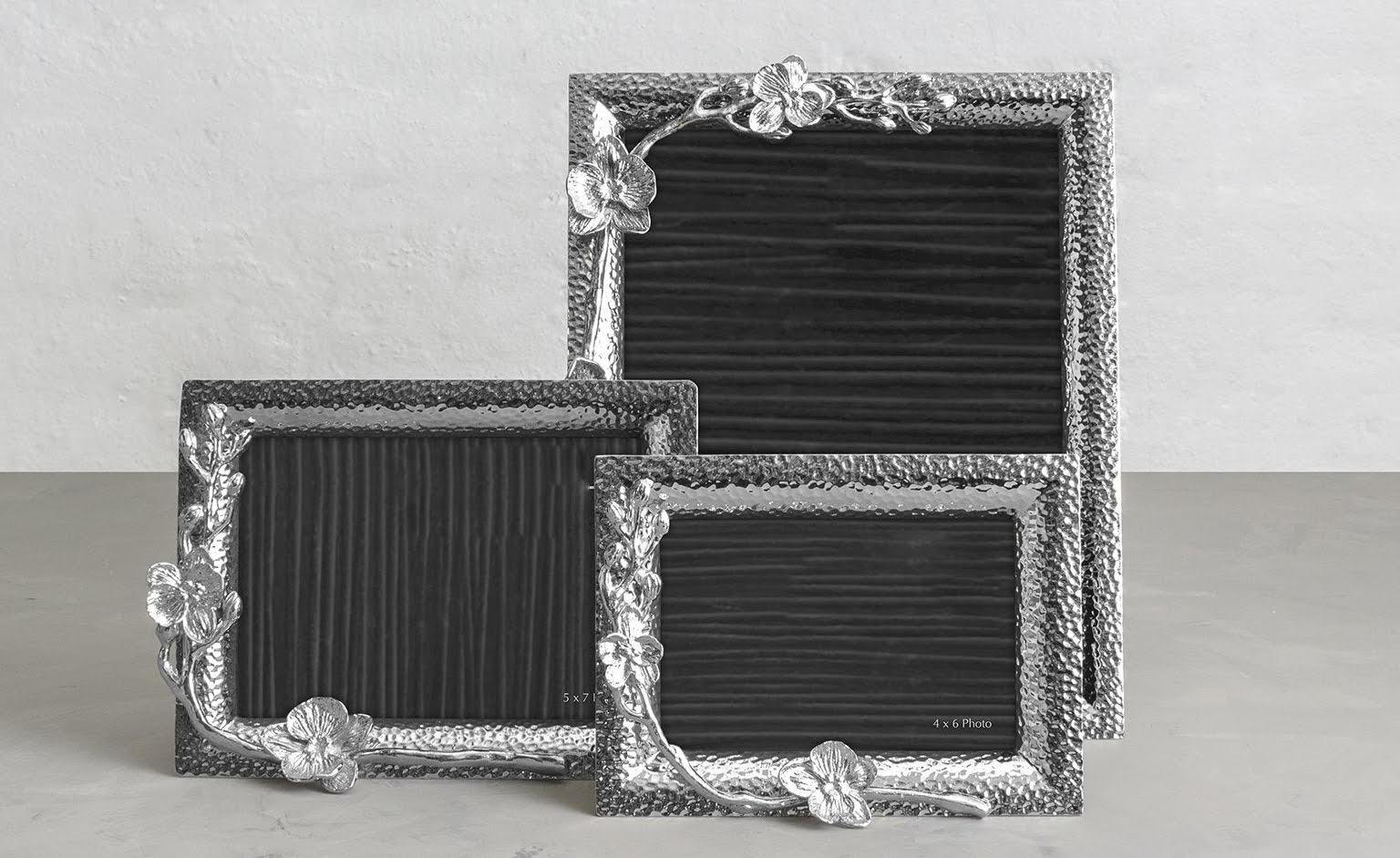 Marco de fotos grande con diseño de orquídeas blancas, fabricado en metal niquelado. Chapado en venta