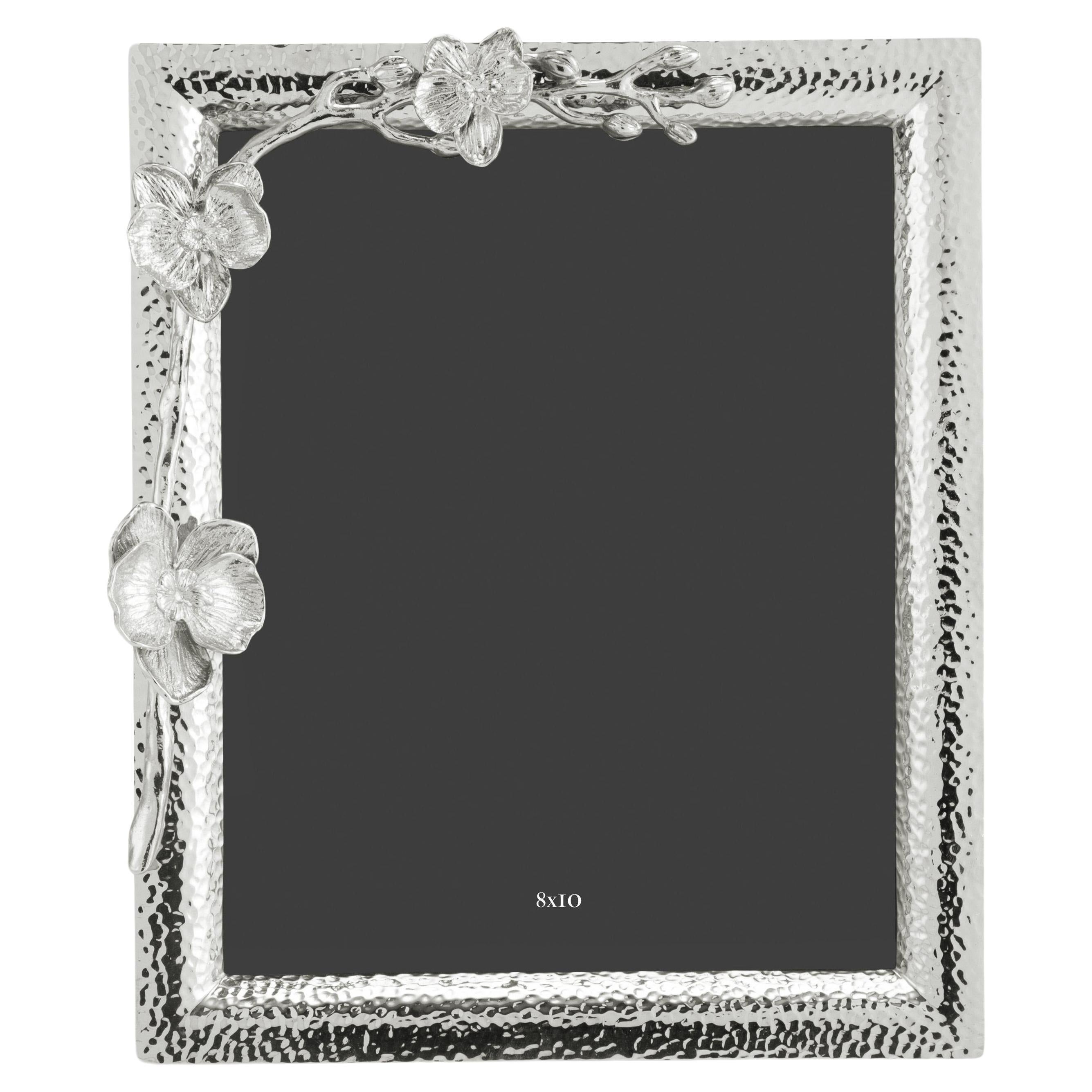 Marco de fotos grande con diseño de orquídeas blancas, fabricado en metal niquelado.