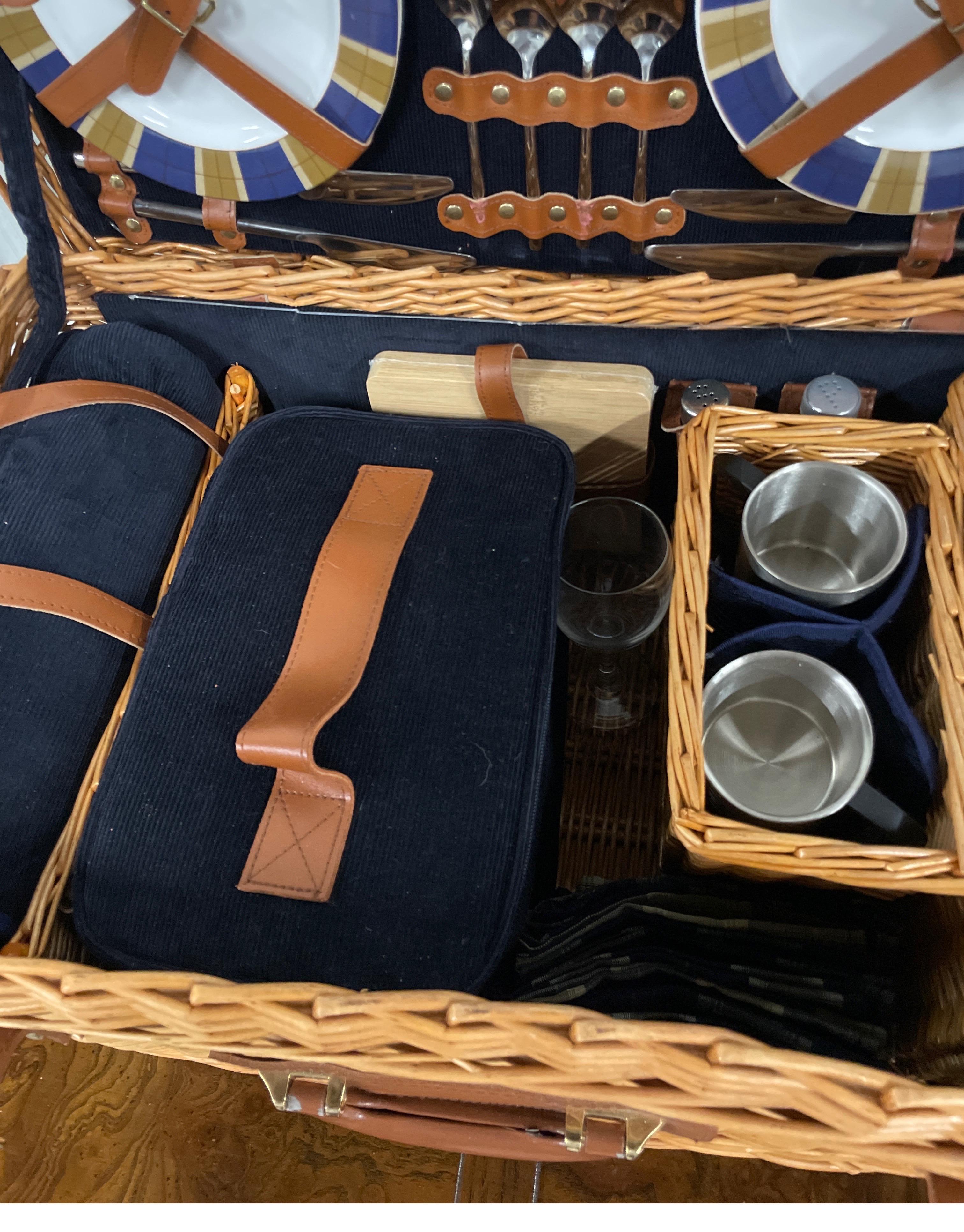 Large Picnic Basket with Four Place Settings In Good Condition For Sale In West Palm Beach, FL