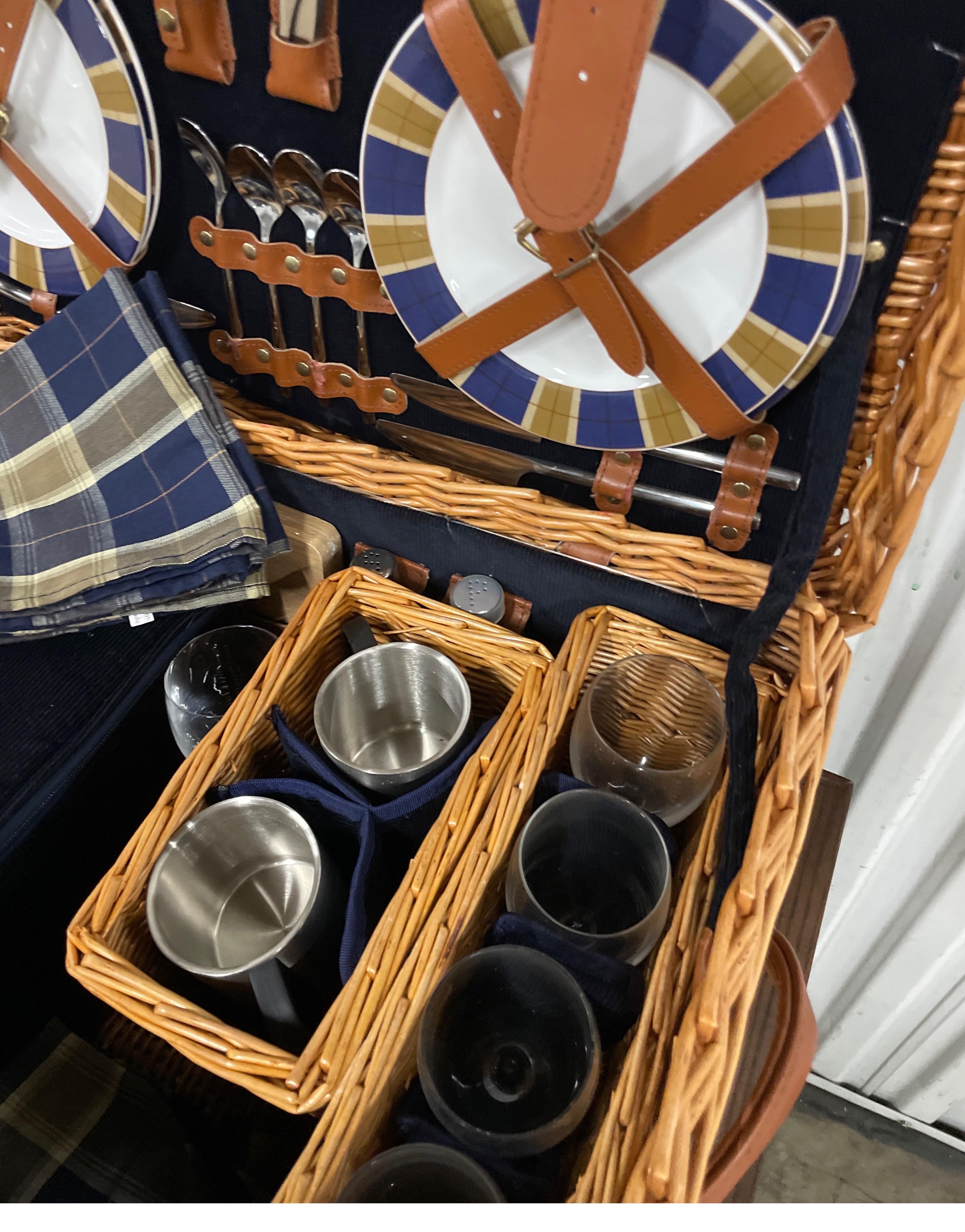Large Picnic Basket with Four Place Settings For Sale 1