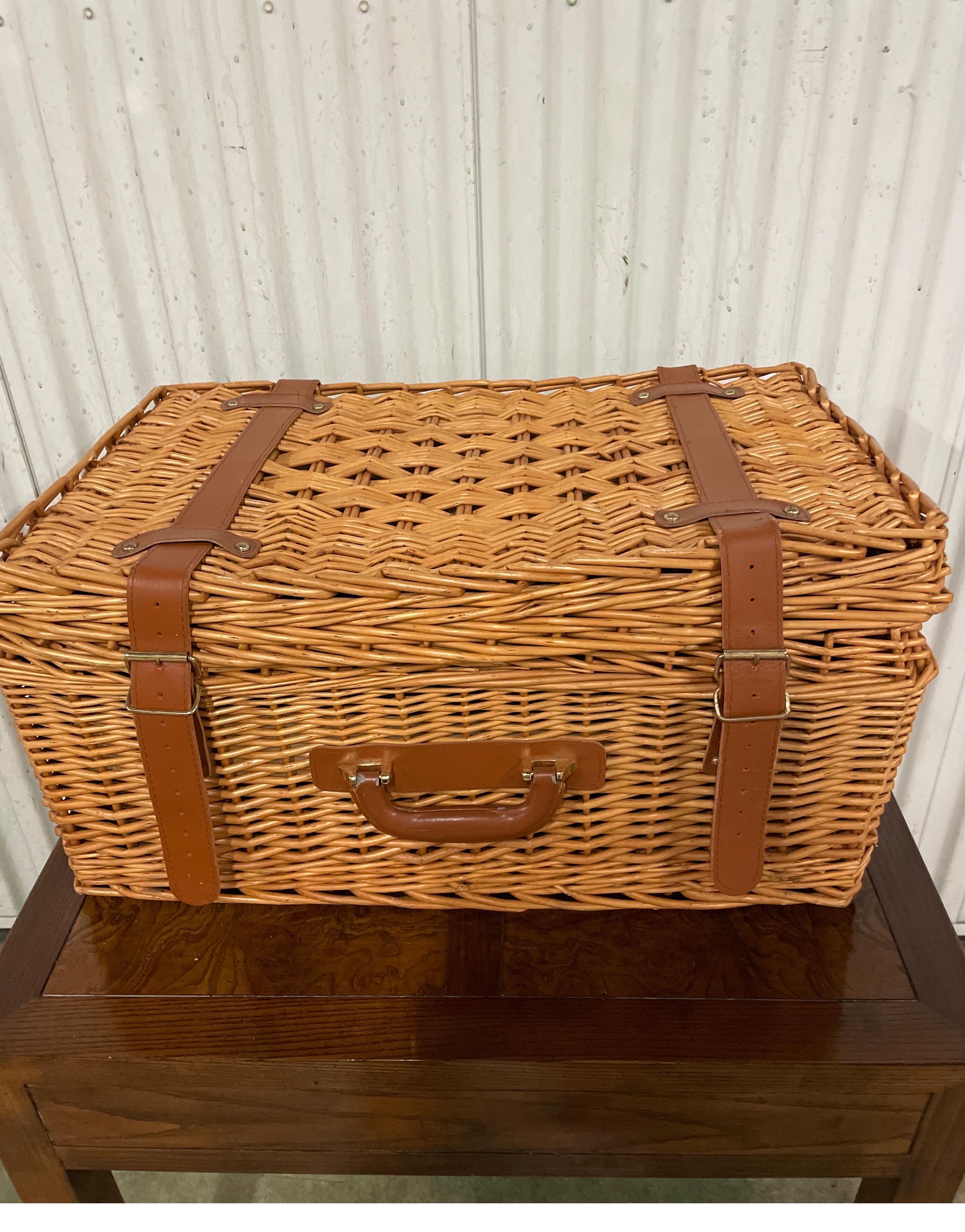 Large Picnic Basket with Four Place Settings For Sale 2