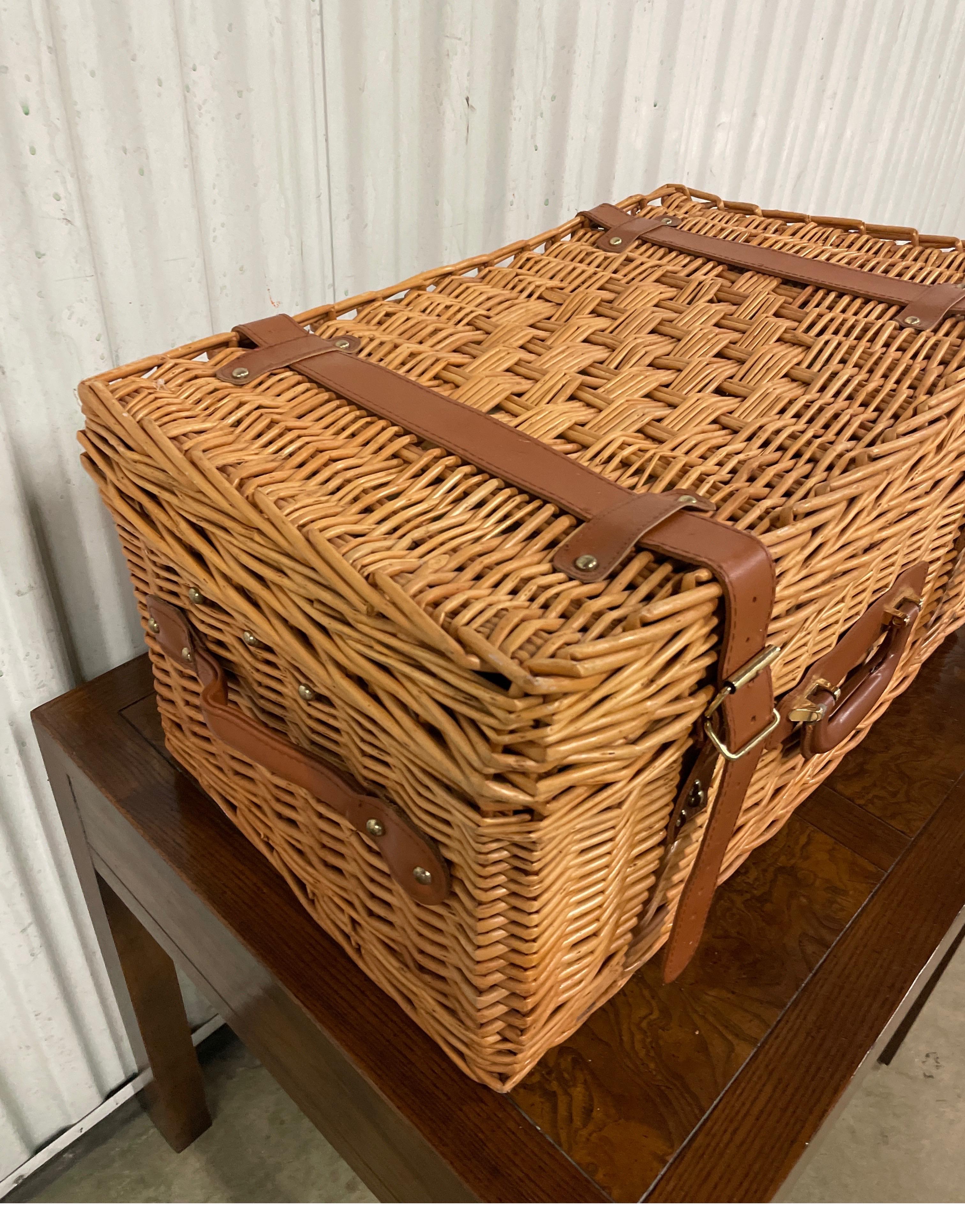 Large Picnic Basket with Four Place Settings For Sale 3