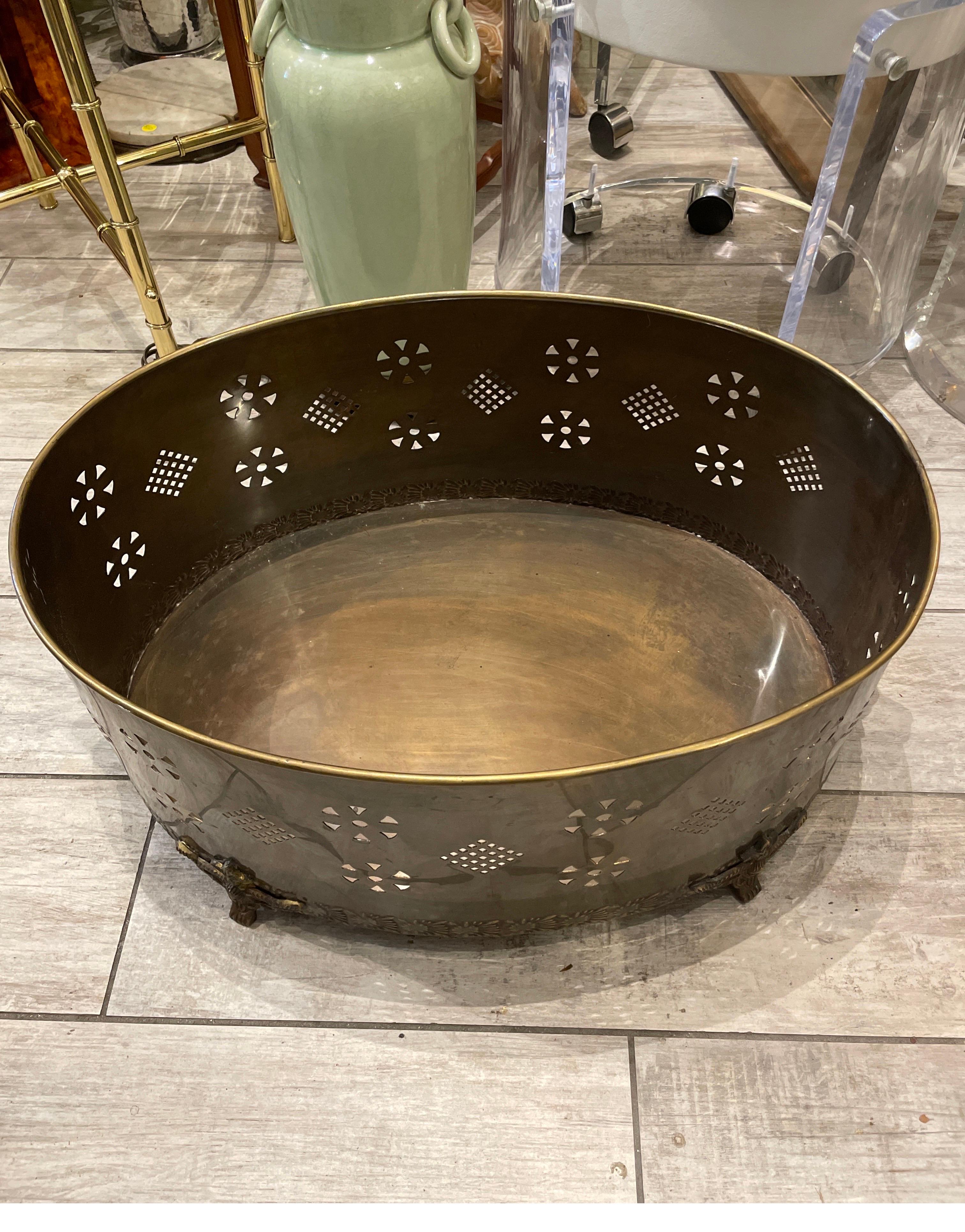 Gran recipiente vintage de latón perforado con pie ovalado y asas de cabeza de león.
Pieza muy versátil. Estupendo para plantas, enfriador de botellas, etc.