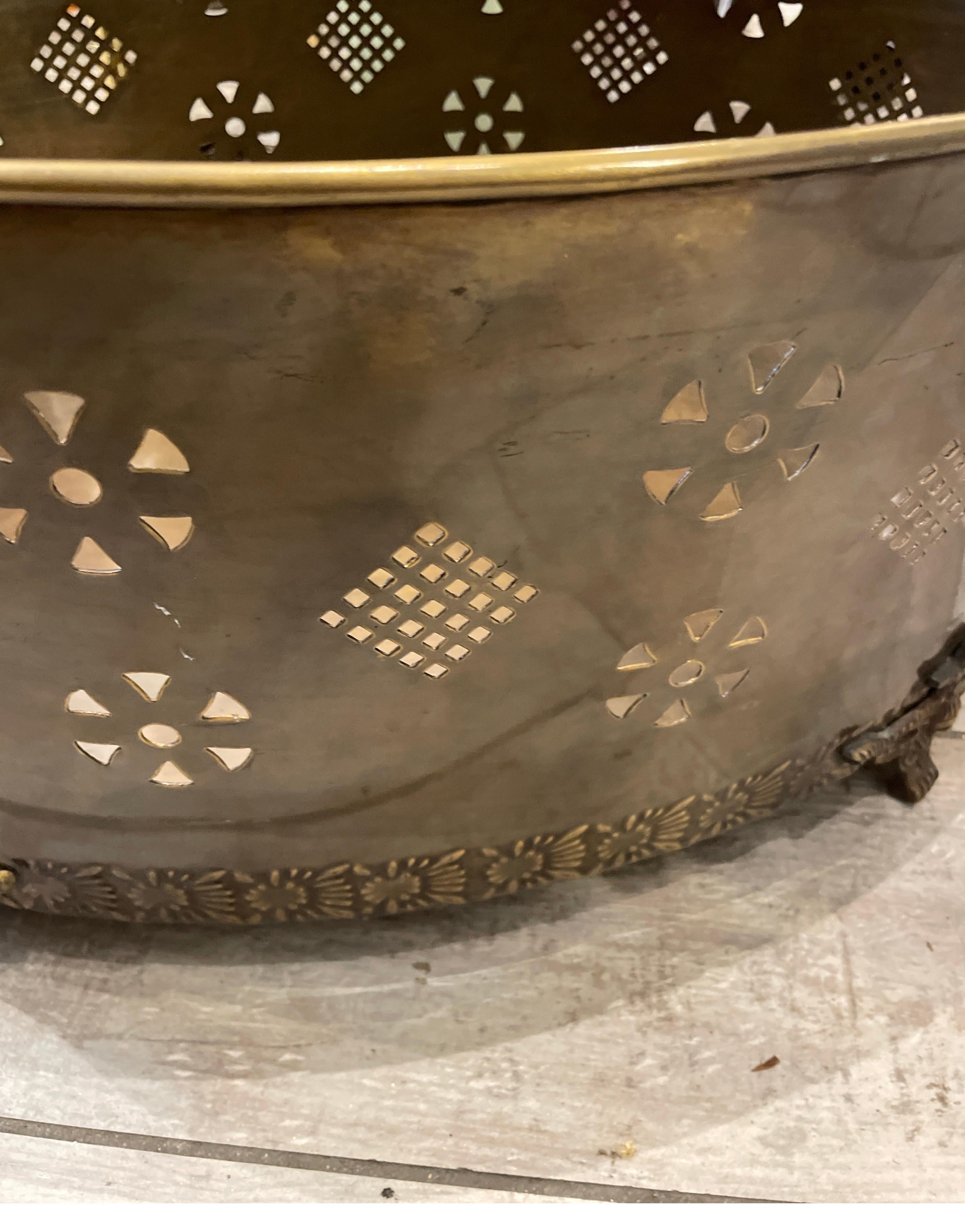Gran recipiente ovalado con pie de latón perforado Latón en venta