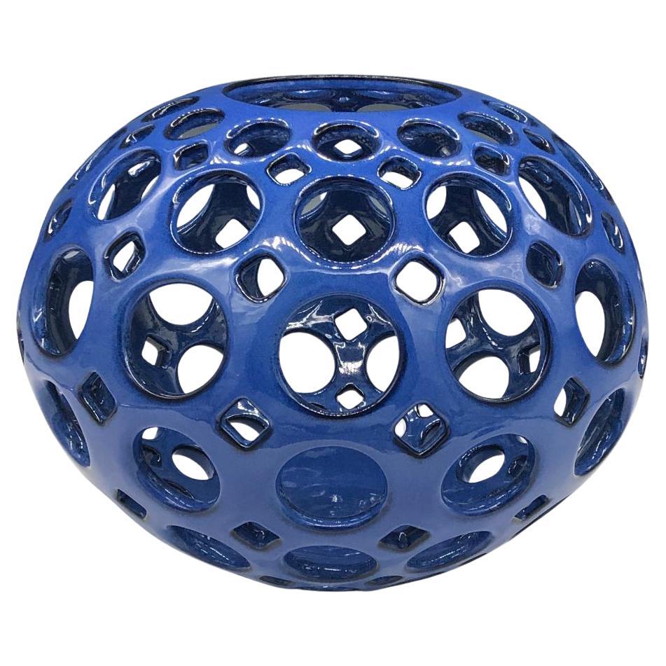 Grande sculpture d'orbe de table en céramique percée, bleu cobalt