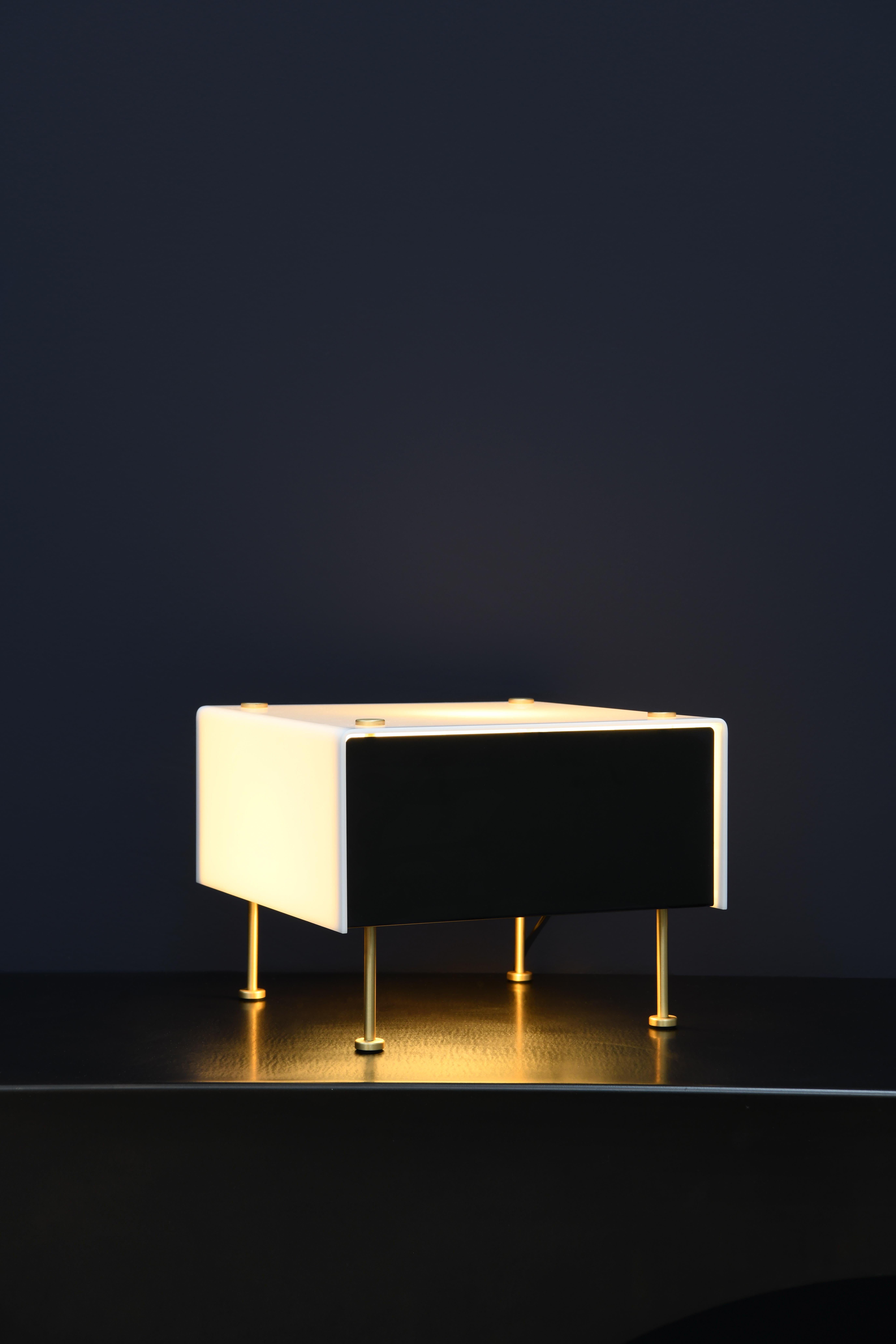 Grande lampe de table 'G60' de Pierre Guariche pour Sammode Studio. 

Conçu à l'origine par Pierre Guariche, ce luminaire emblématique a fait l'objet d'une réédition autorisée par Sammode Studio en France. Il reprend les mêmes techniques de