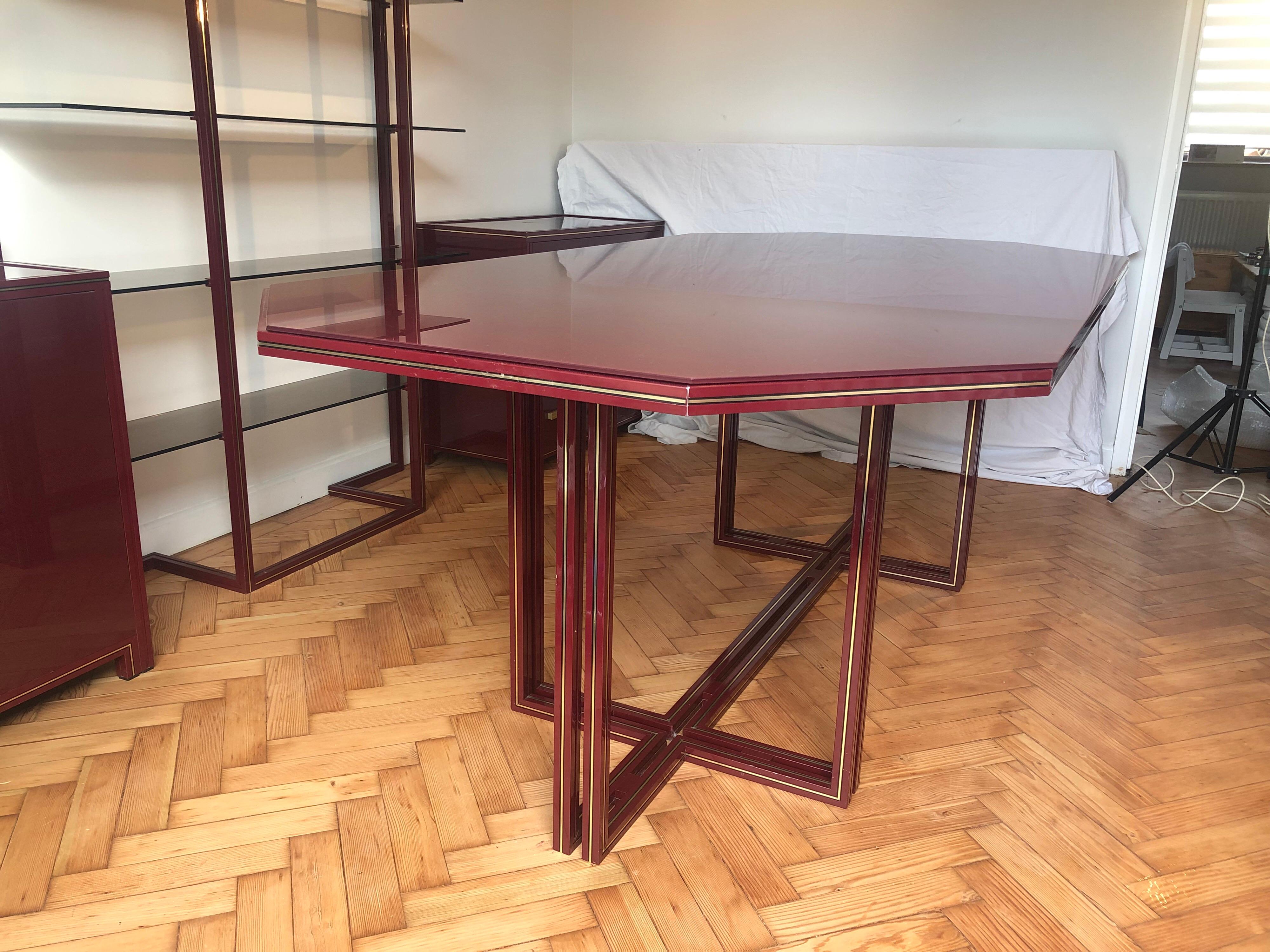 A large octagonal dining table in burgundy color designed from Pierre Vandel in the 1970s. Aluminum frame with colored glass top.
Very good original condition it sits eight people.
Also available an étagère, chest of drawers, cabinet and four