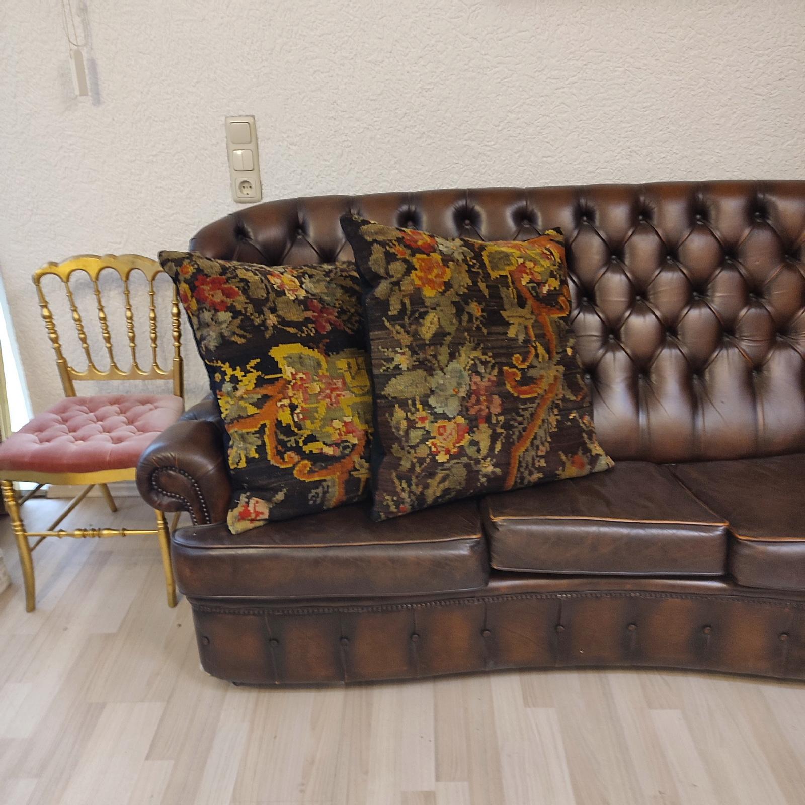 Two large pillows made from an old Turkish Kilim. They come with inserts. Backing made of wool in dark brown color and provided with zipper. Very good used condition. Each with manufacturing label.
Dimensions: 60x60x20cm.