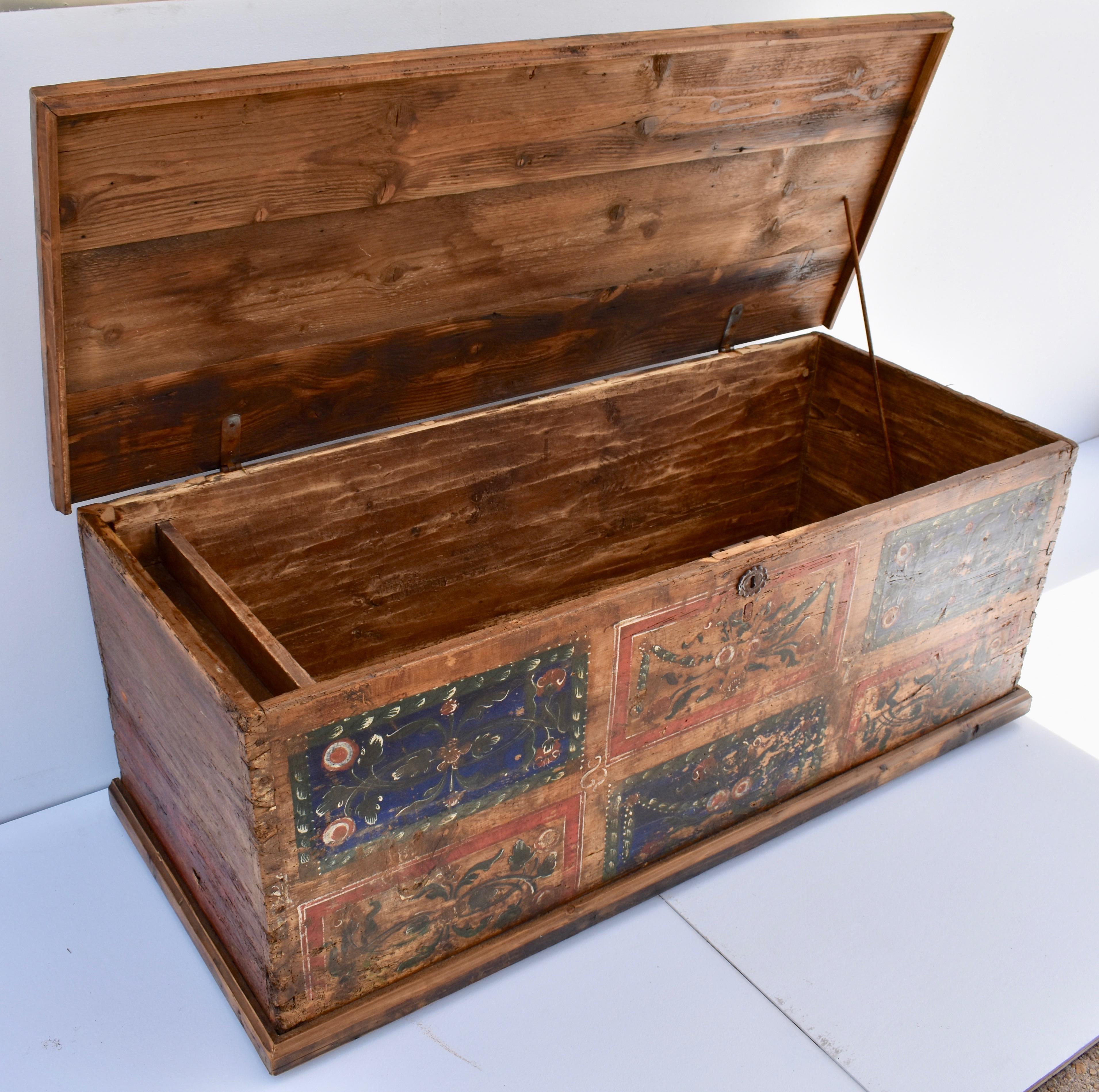 Large Pine Blanket Chest in Original Paint In Good Condition In Baltimore, MD