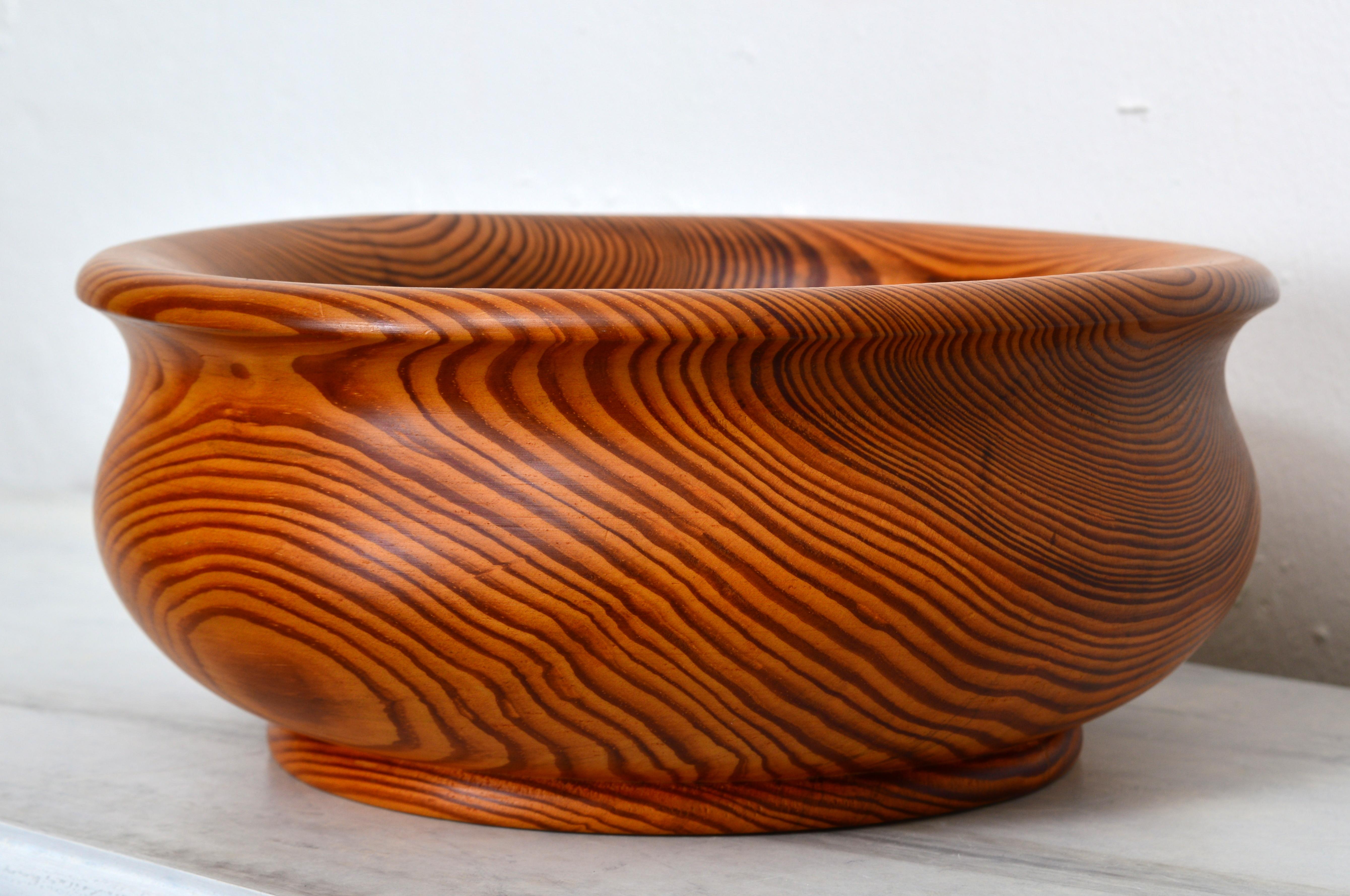Cuenco de pino sueco de 1979, obra de Bjarne Högkvist en Forshaga, Suecia.                       Estilo deportivo con hermosas vetas a la manera de Roland Wilhelmsson. Este cuenco es un bello complemento para cualquier interior y encajará en
